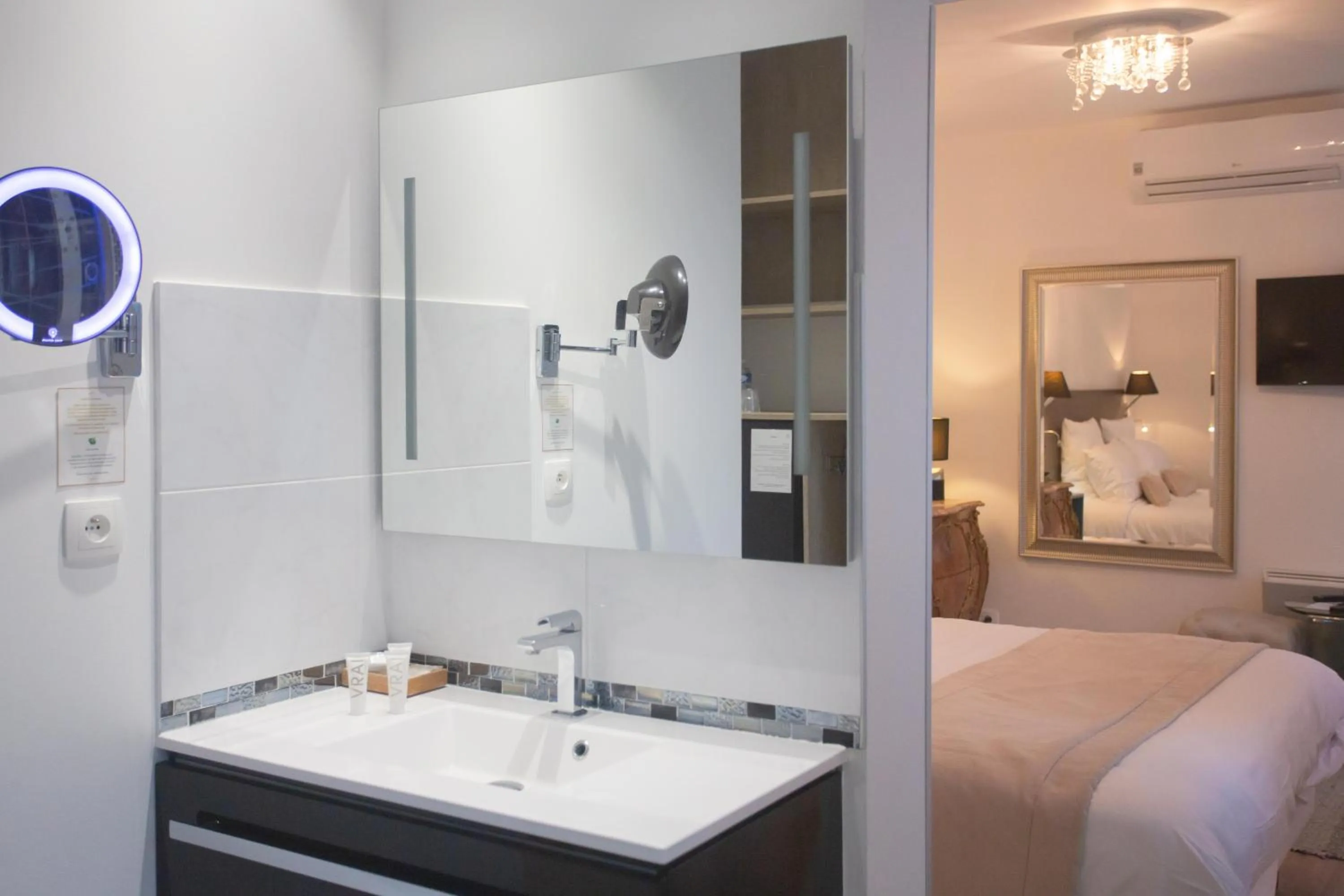 Shower, Bed in Hôtel Spa - Au Charme Rabelaisien