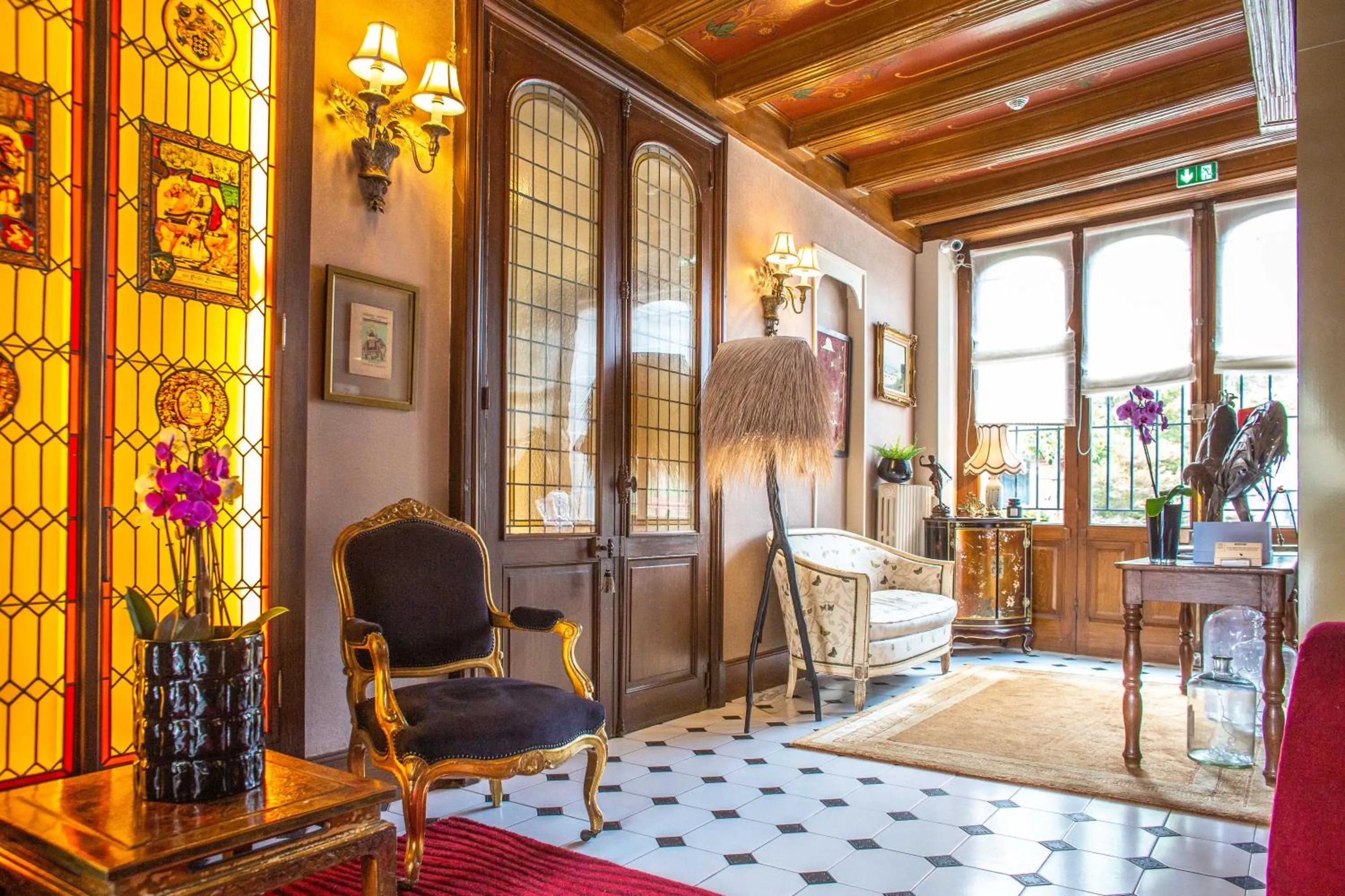 Lobby or reception in Hôtel Spa - Au Charme Rabelaisien