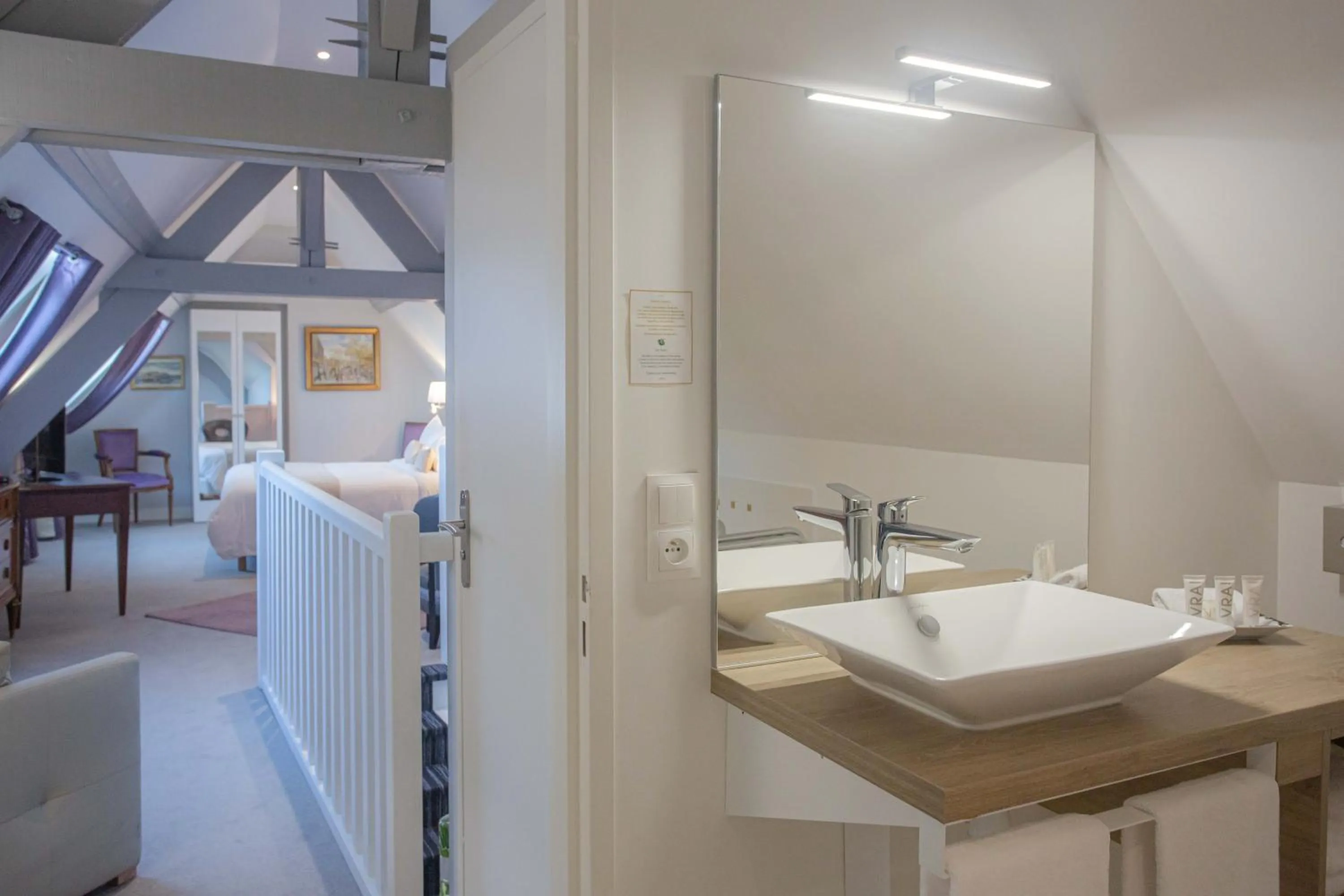 Bathroom in Hôtel Spa - Au Charme Rabelaisien