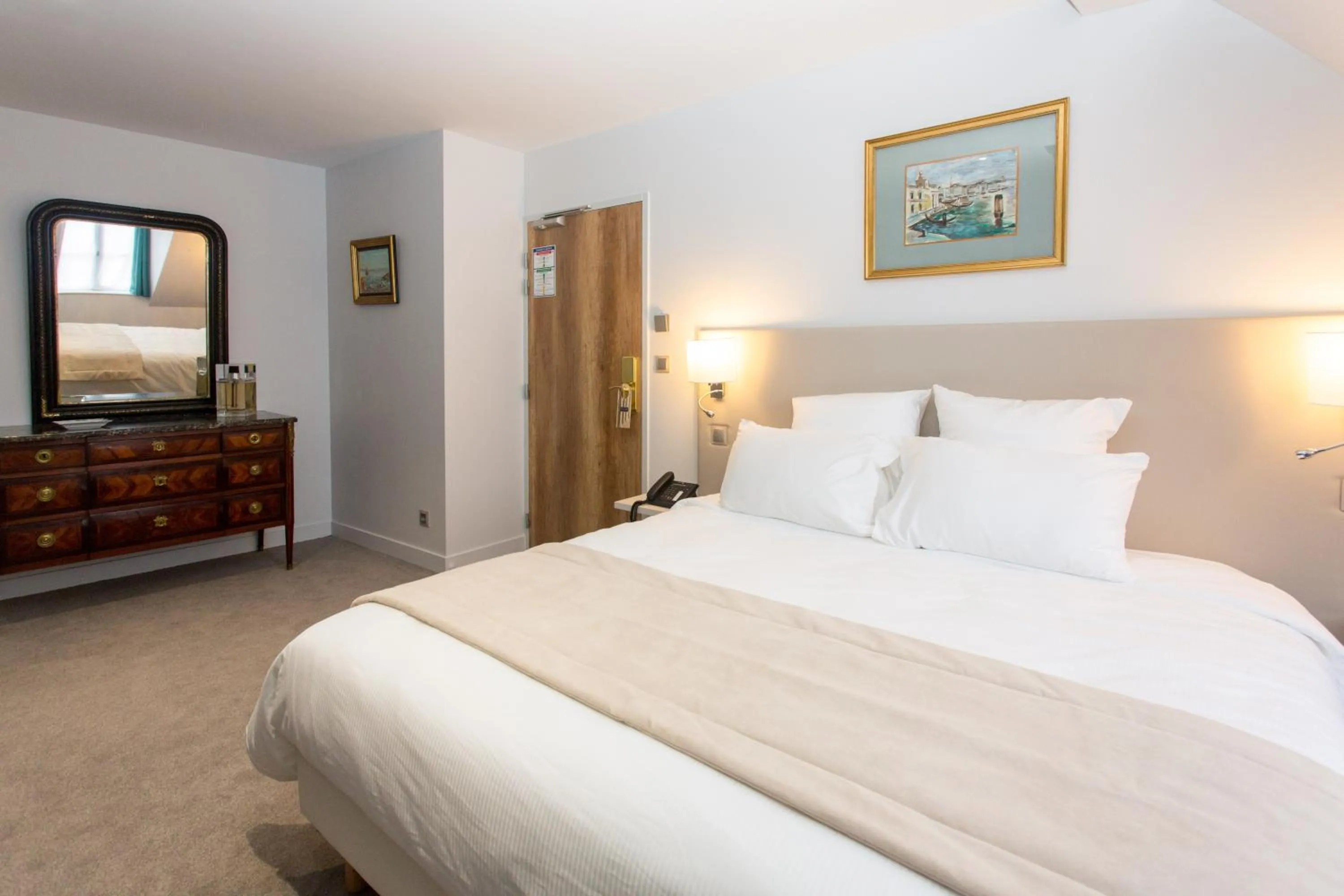 Bathroom, Bed in Hôtel Spa - Au Charme Rabelaisien