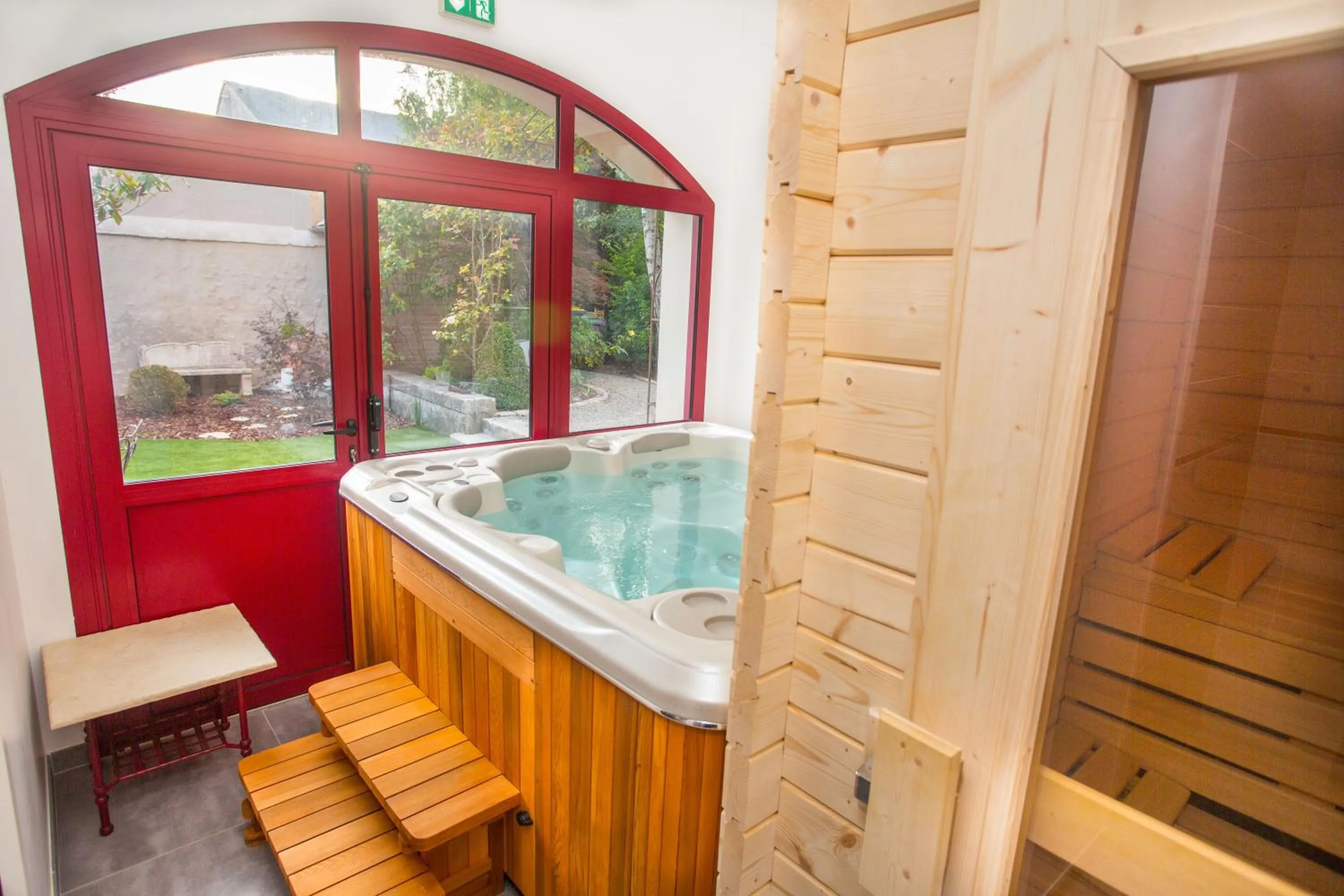 Hot Tub in Hôtel Spa - Au Charme Rabelaisien