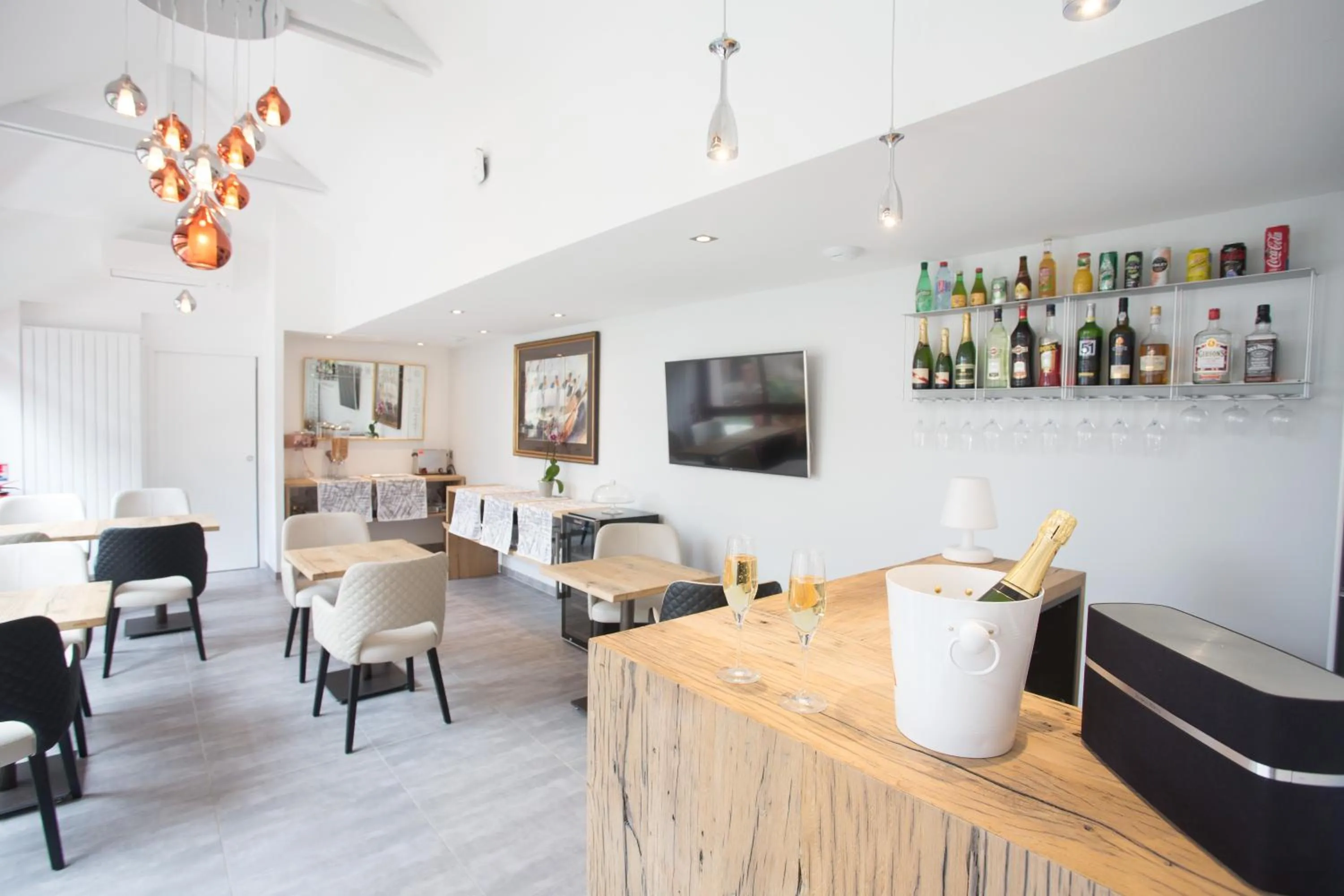 Communal lounge/ TV room in Hôtel Spa - Au Charme Rabelaisien