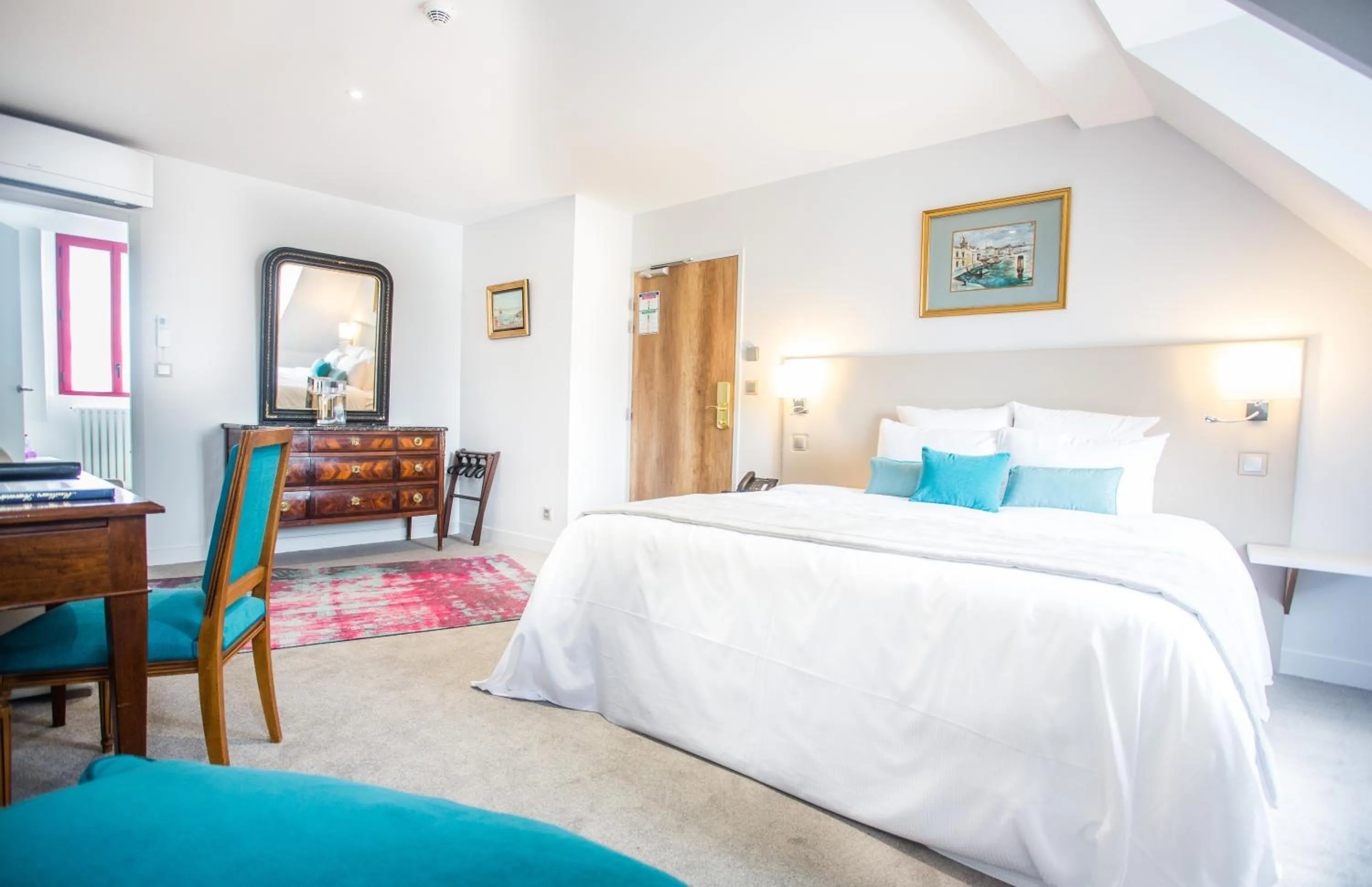 Bedroom, Bed in Hôtel Spa - Au Charme Rabelaisien