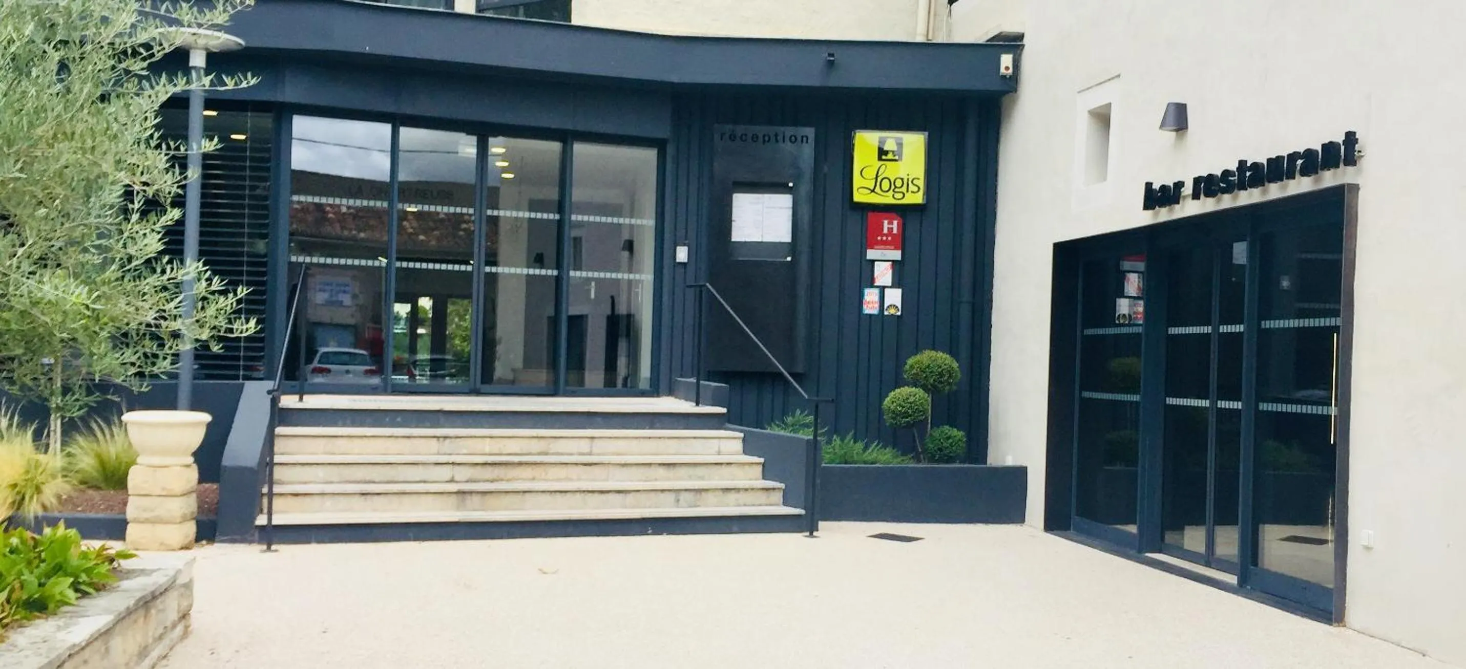 Facade/entrance in La Chartreuse Logis Hotel Restaurant