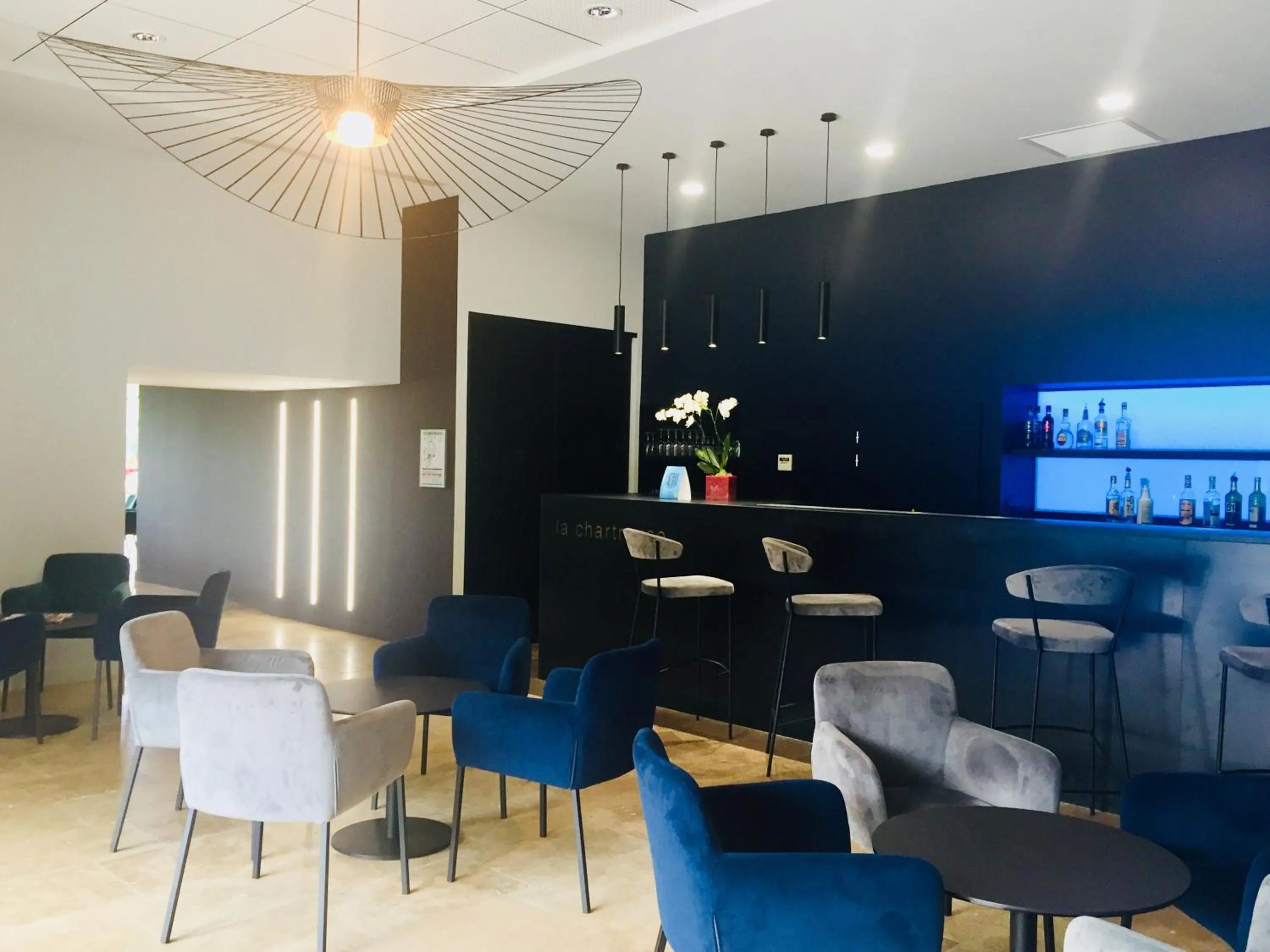 Lounge or bar in La Chartreuse Logis Hotel Restaurant