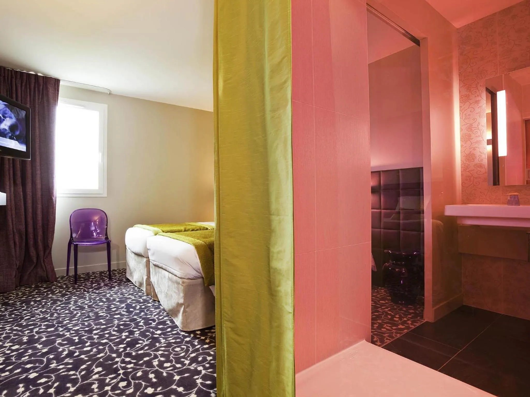 Bedroom, Bed in ibis Styles Compiegne