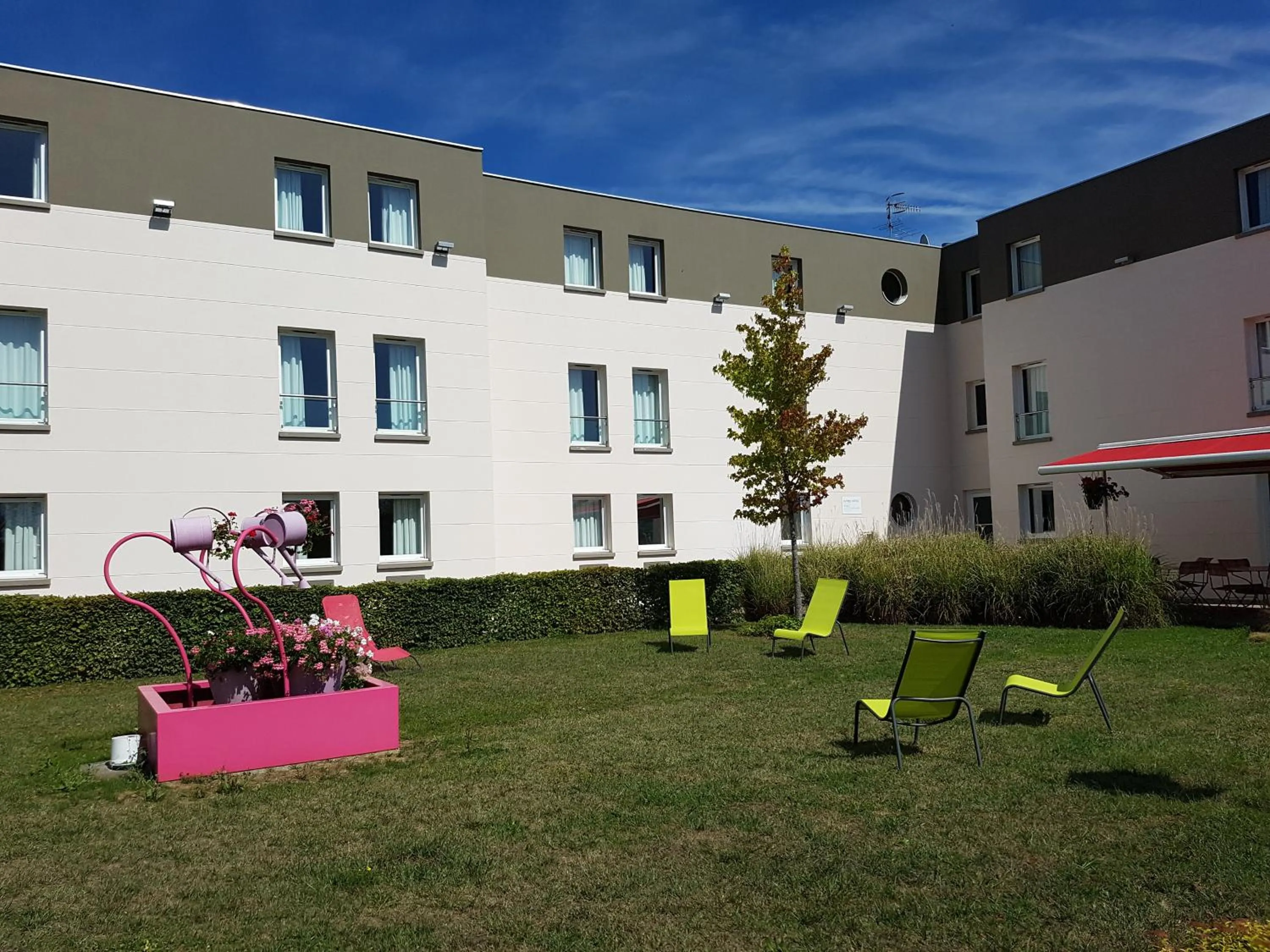 Patio in ibis Styles Compiegne