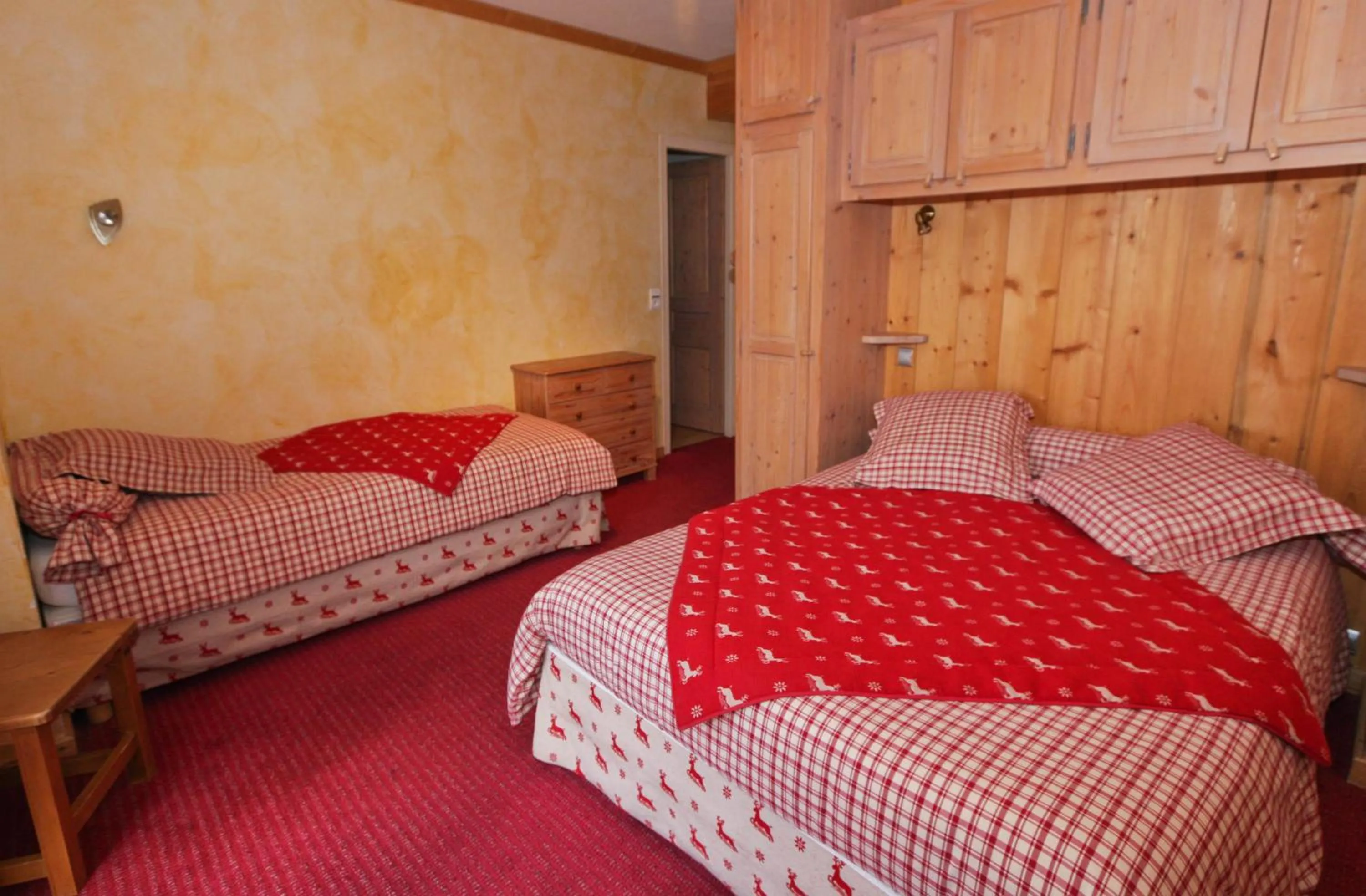 Photo of the whole room, Bed in Alpen Roc