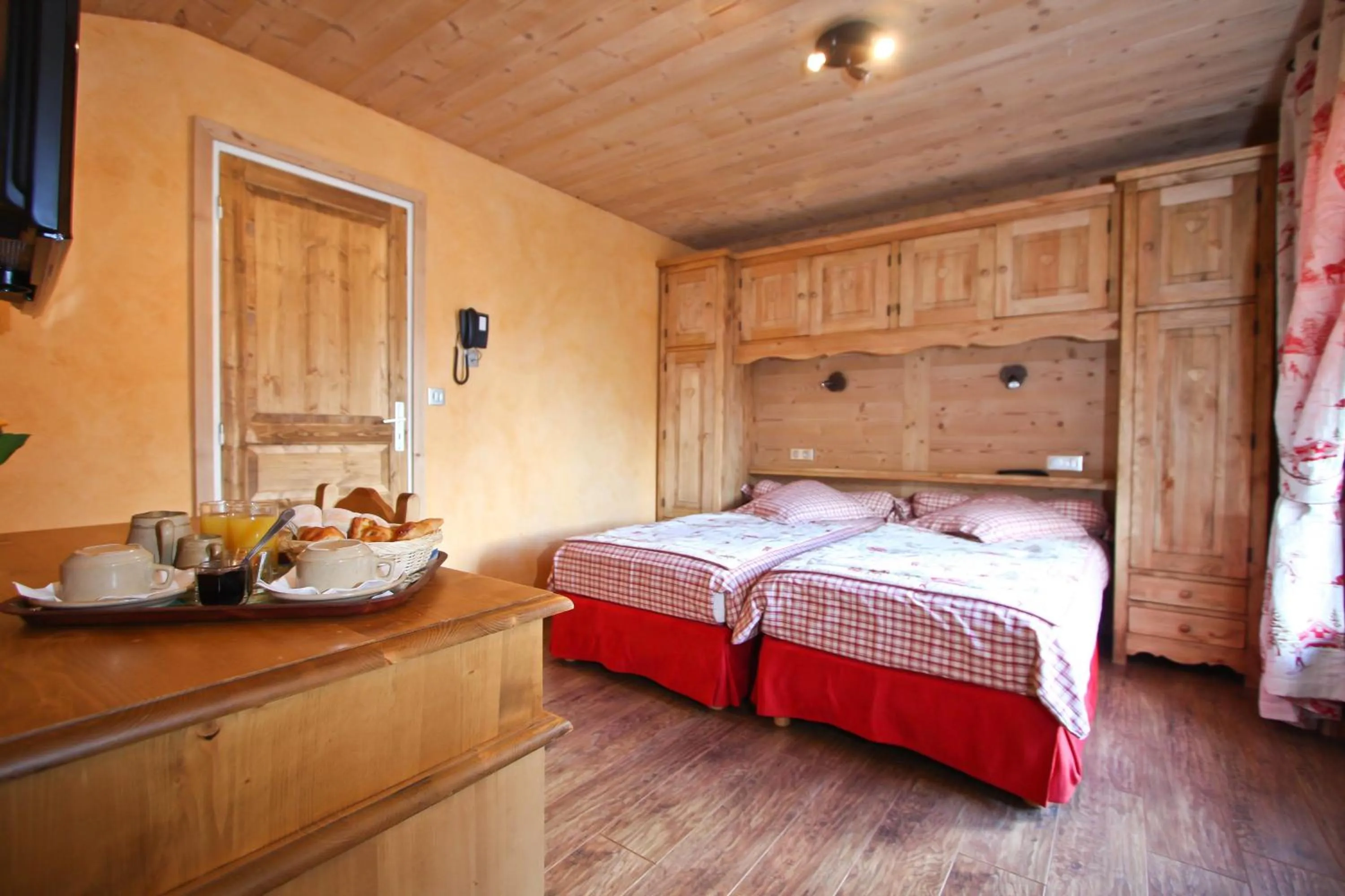 Photo of the whole room, Bed in Alpen Roc