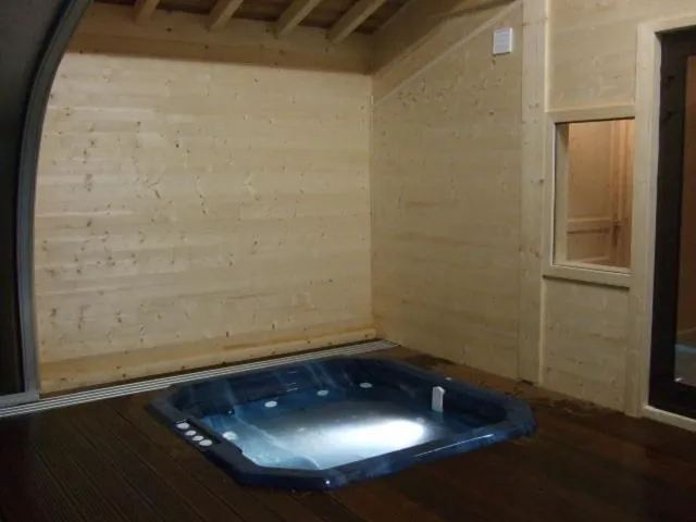Hot Tub in Alpen Roc