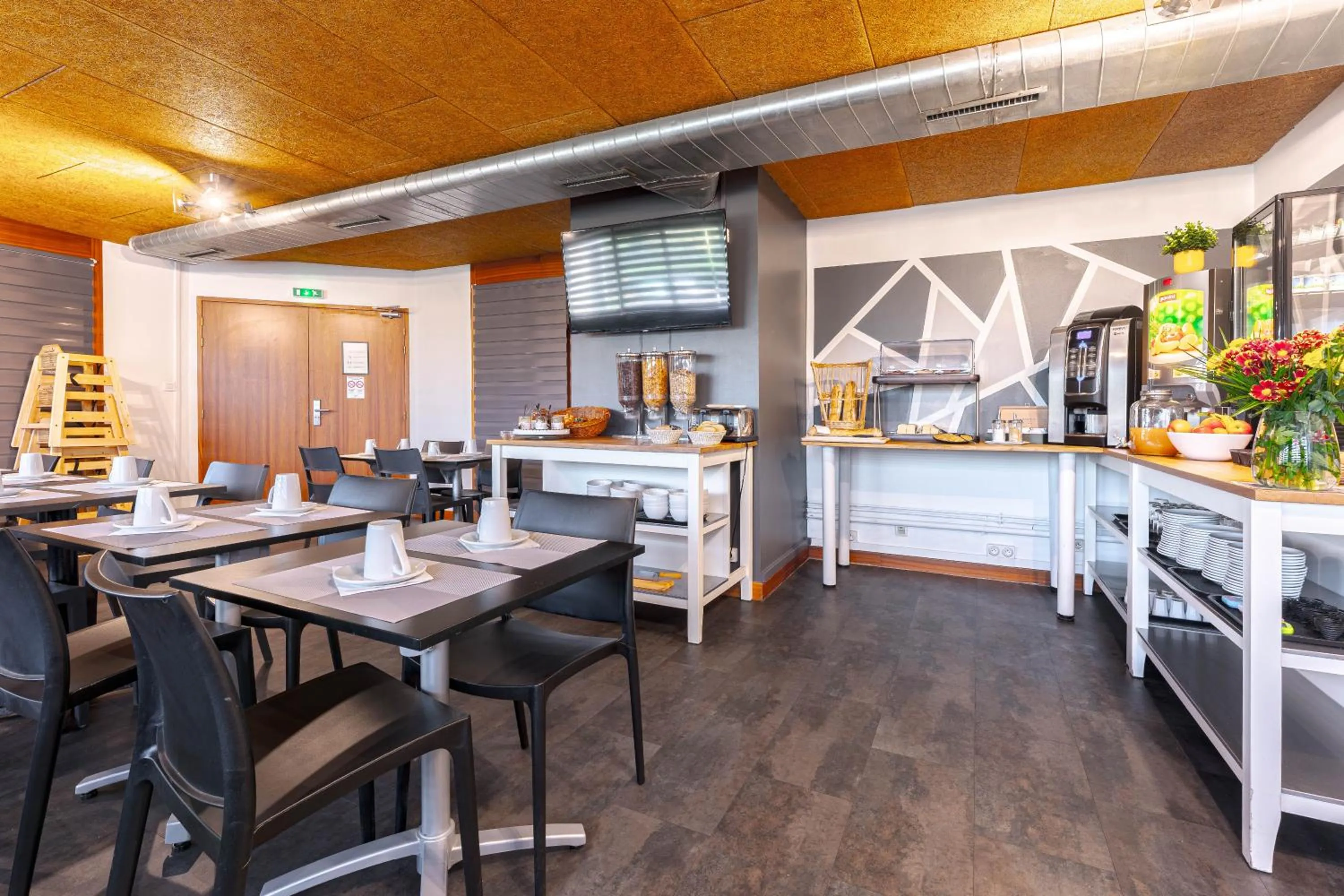 Breakfast in Zenitude Hôtel-Résidences Nantes Métropole