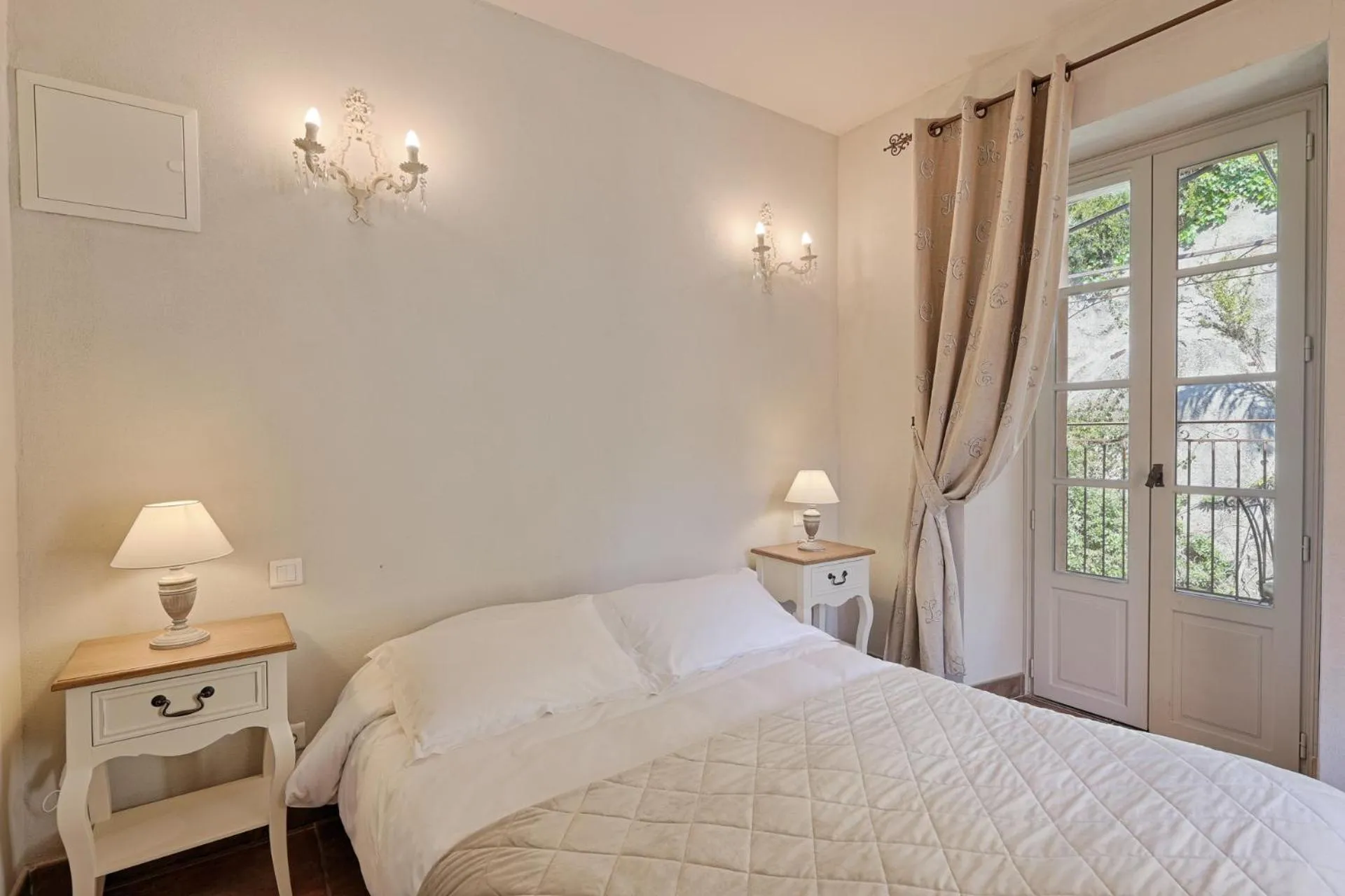 Bed in Hostellerie du Cigalou