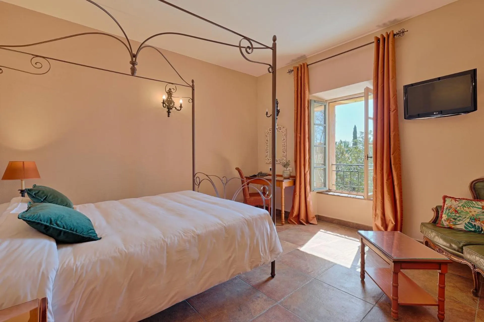 Bed in Hostellerie du Cigalou