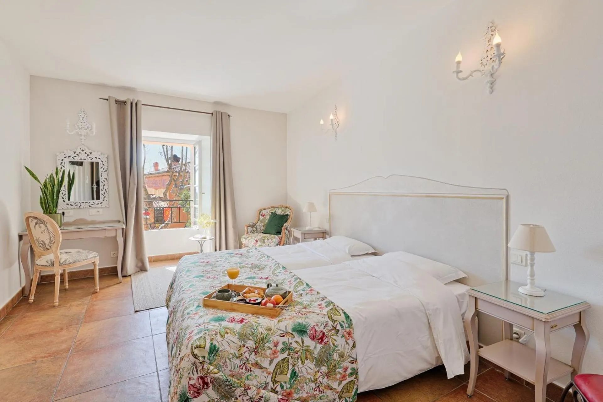 Bed in Hostellerie du Cigalou