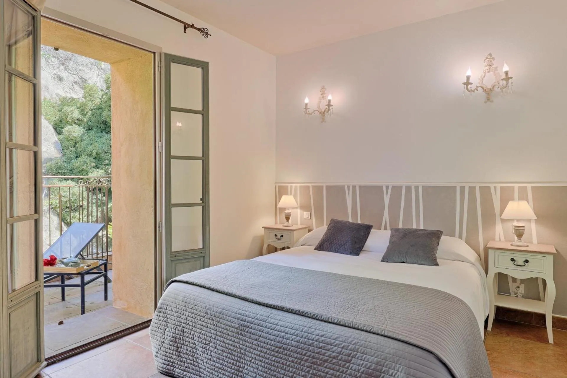 Bed in Hostellerie du Cigalou