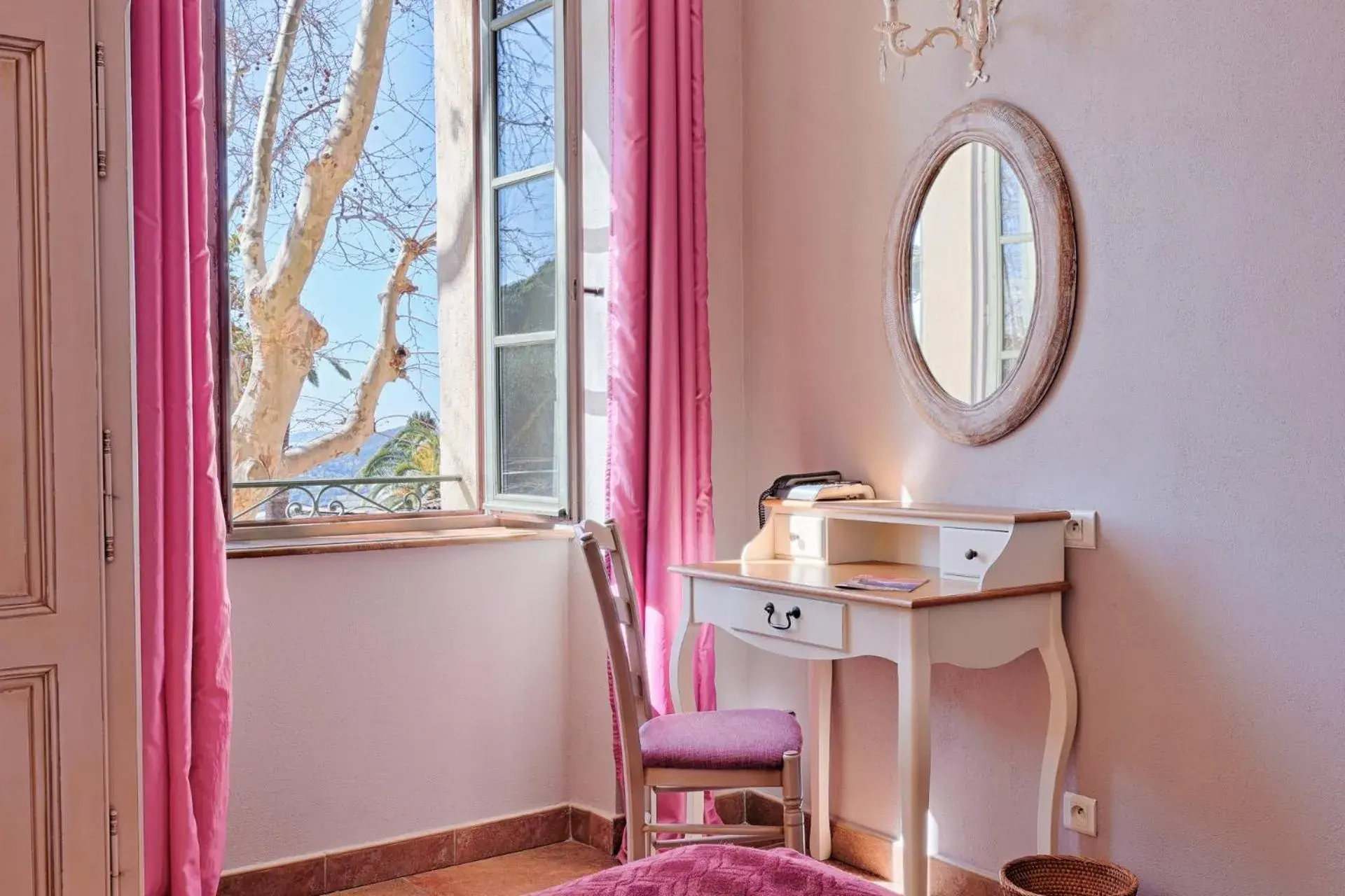 Double Room in Hostellerie du Cigalou Double Room in Hostellerie du Cigalou