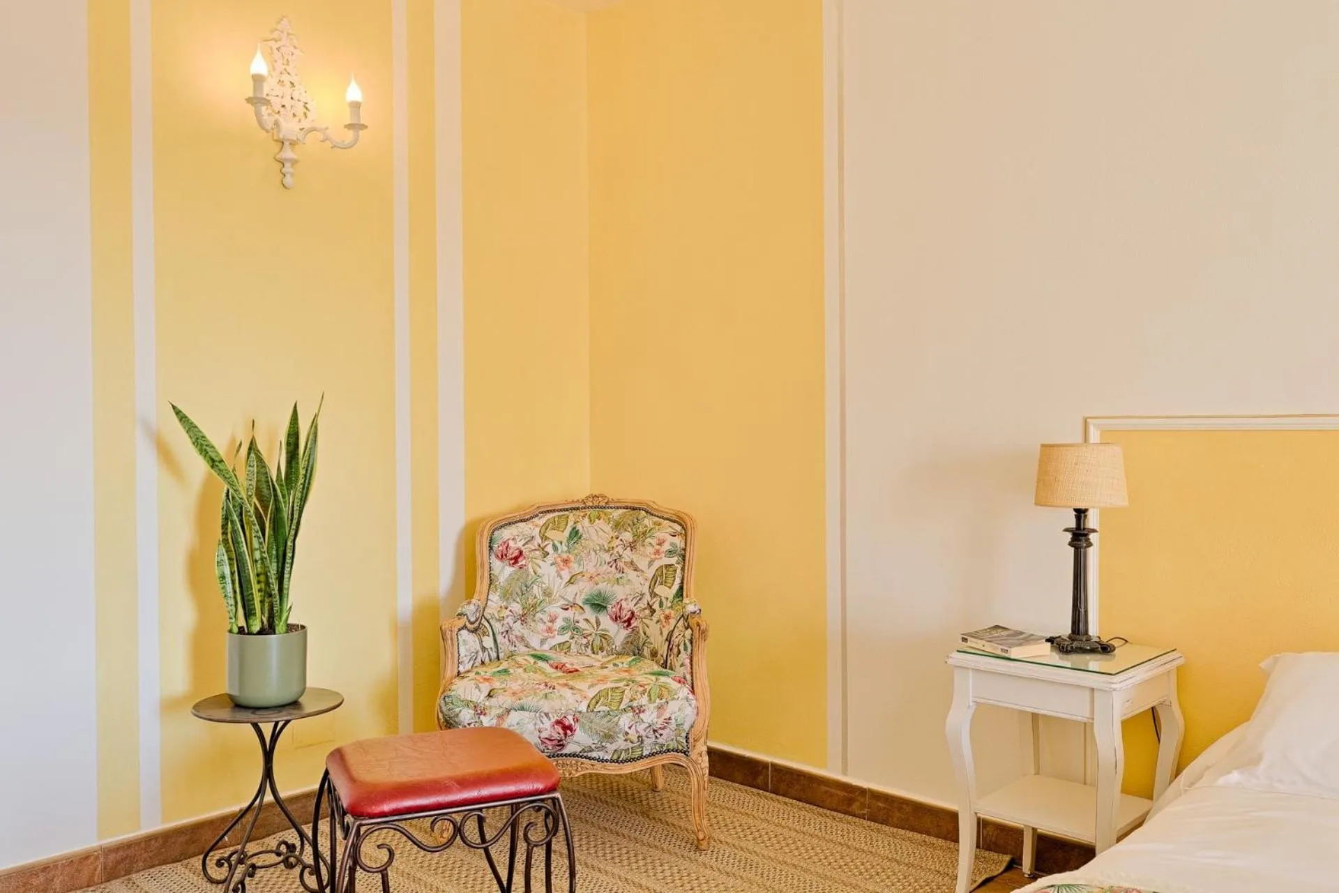 Bed in Hostellerie du Cigalou