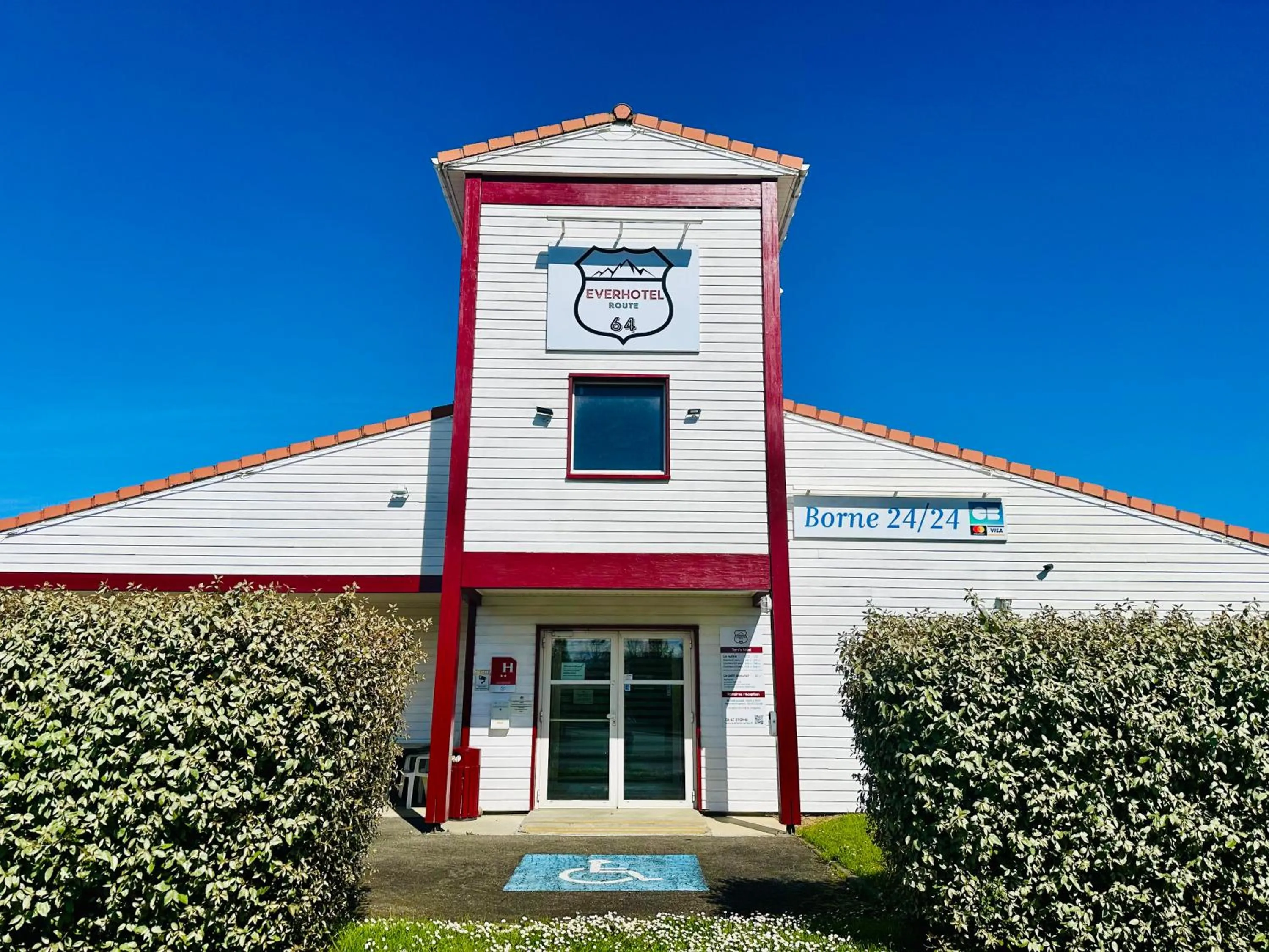 Facade/entrance in Ever Route 64 Brit Hotel Tarbes Ibos