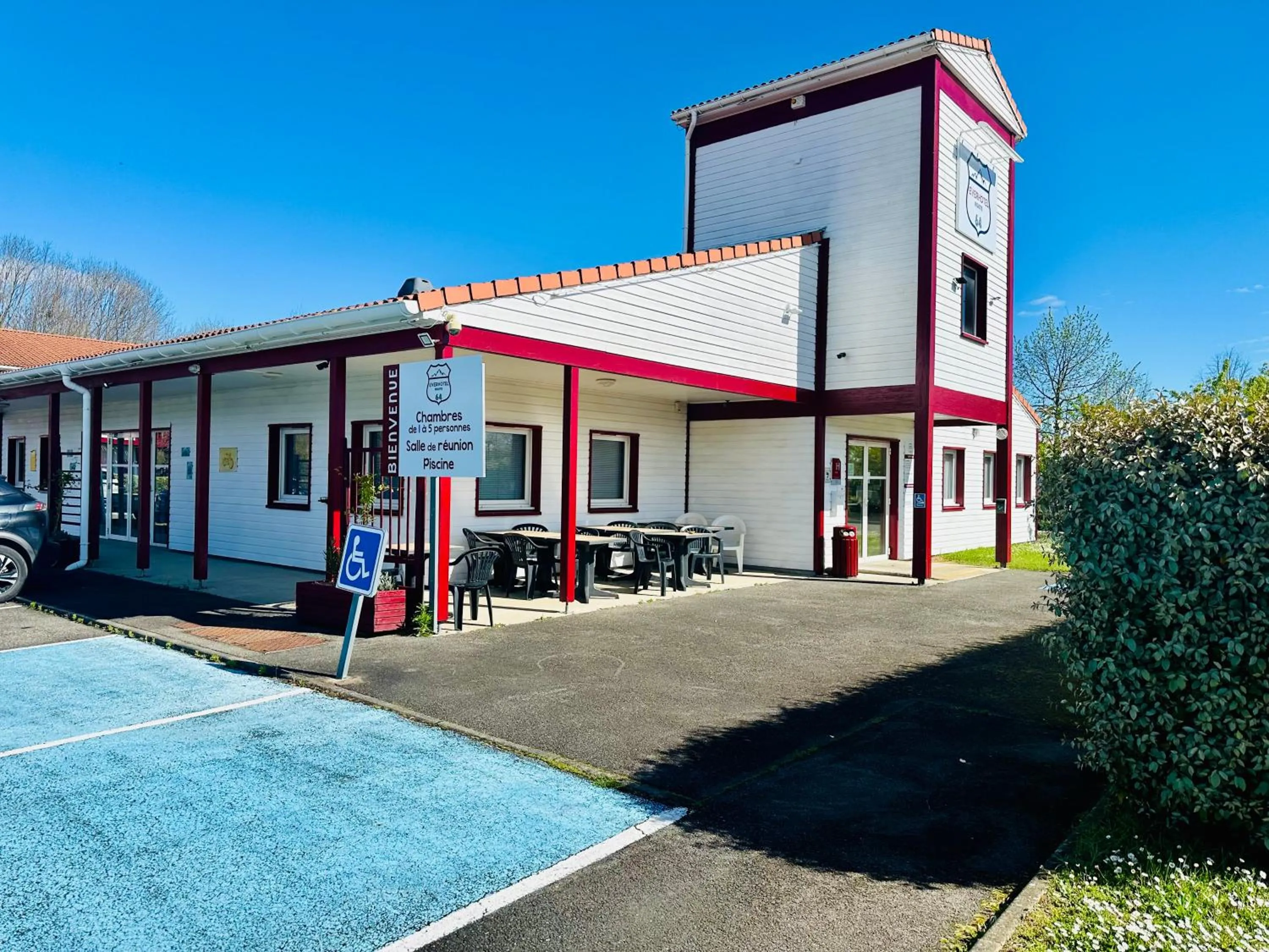 Facade/entrance in Ever Route 64 Brit Hotel Tarbes Ibos
