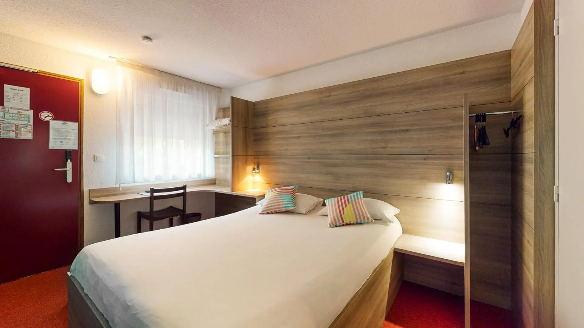 Bedroom, Bed in Ever Route 64 Brit Hotel Tarbes Ibos