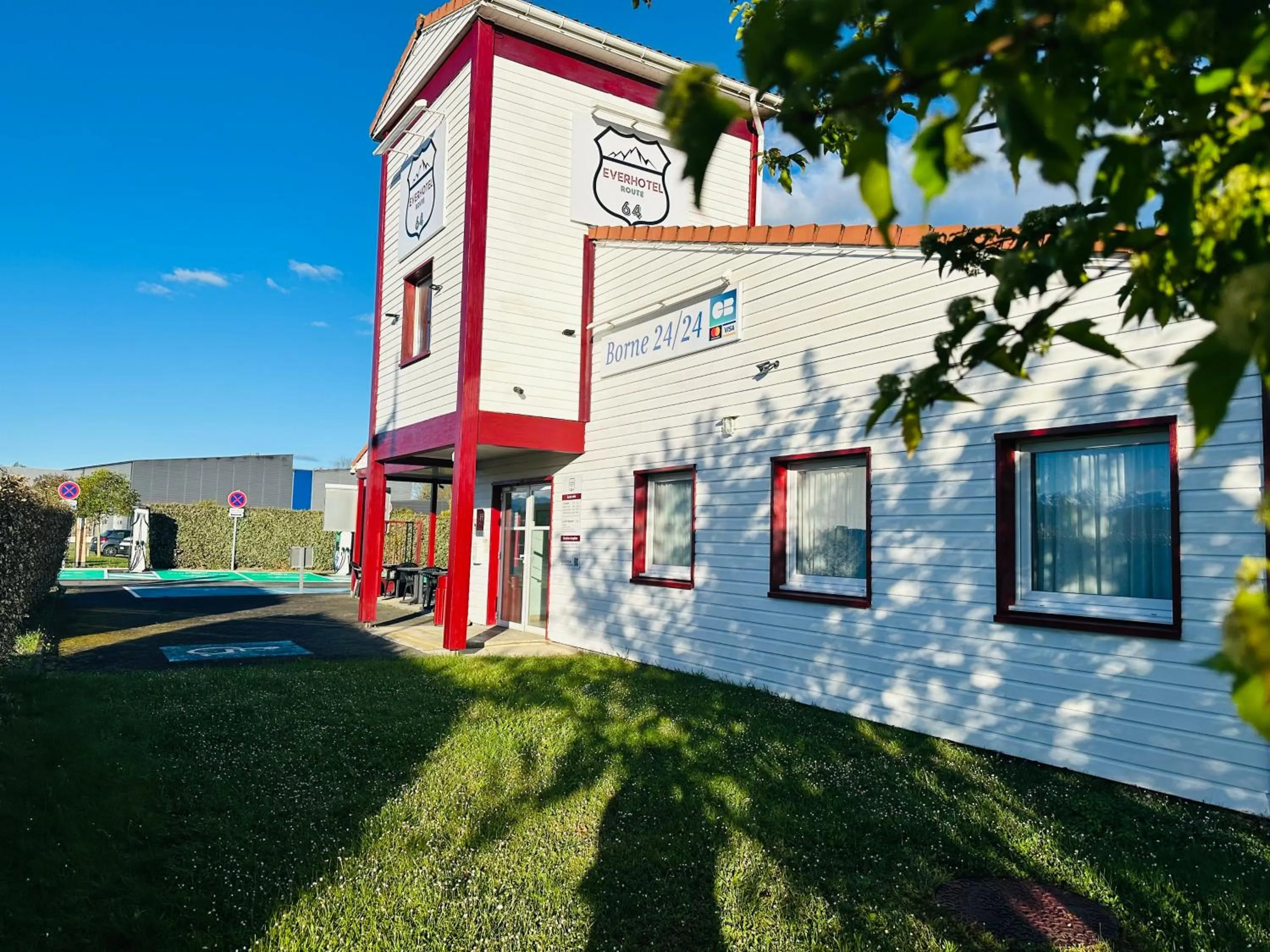 Facade/entrance in Ever Route 64 Brit Hotel Tarbes Ibos