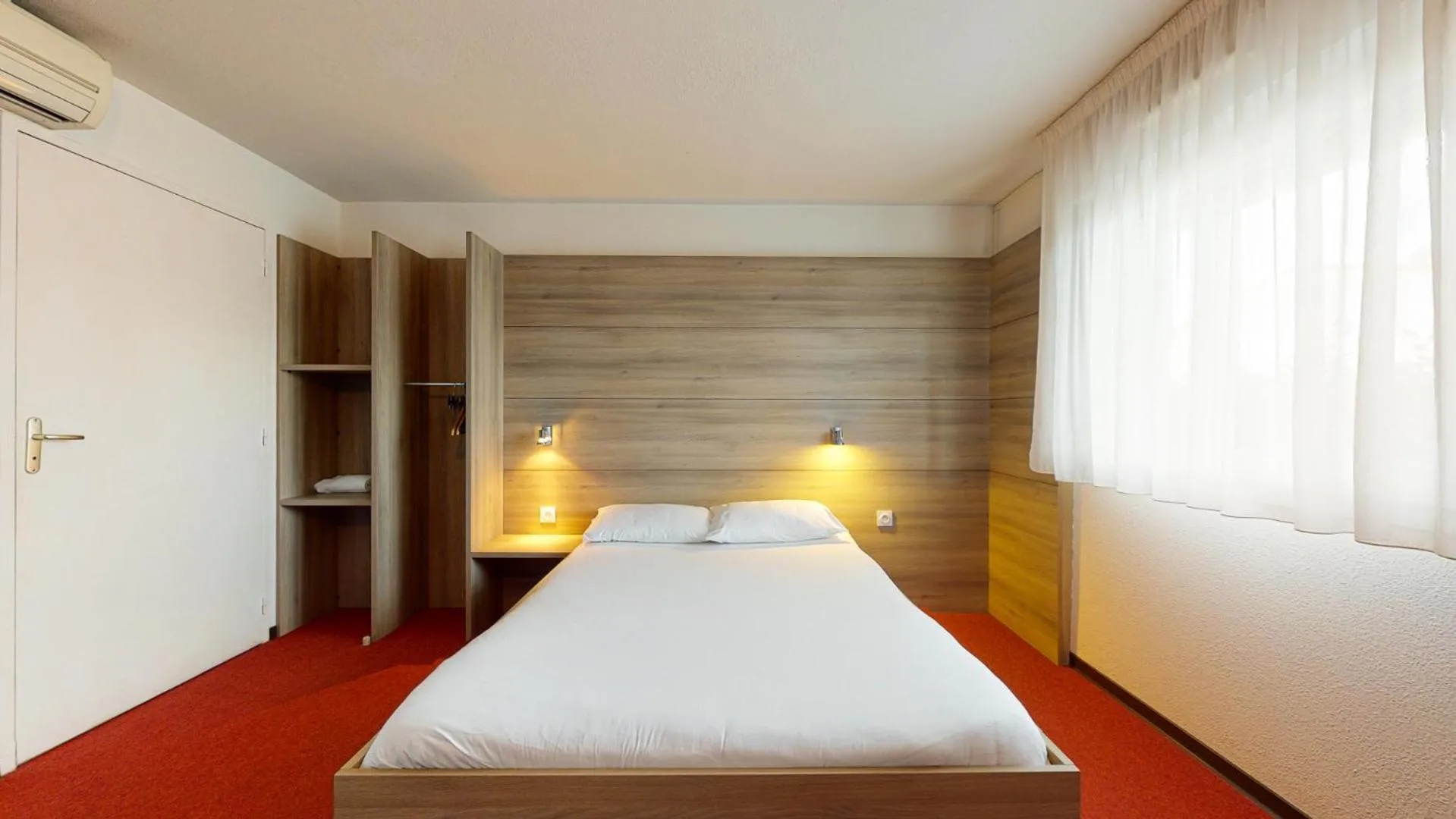 Facility for disabled guests, Bed in Ever Route 64 Brit Hotel Tarbes Ibos