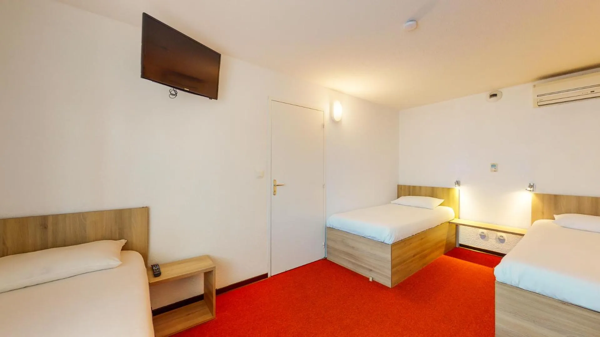 children, Bed in Ever Route 64 Brit Hotel Tarbes Ibos