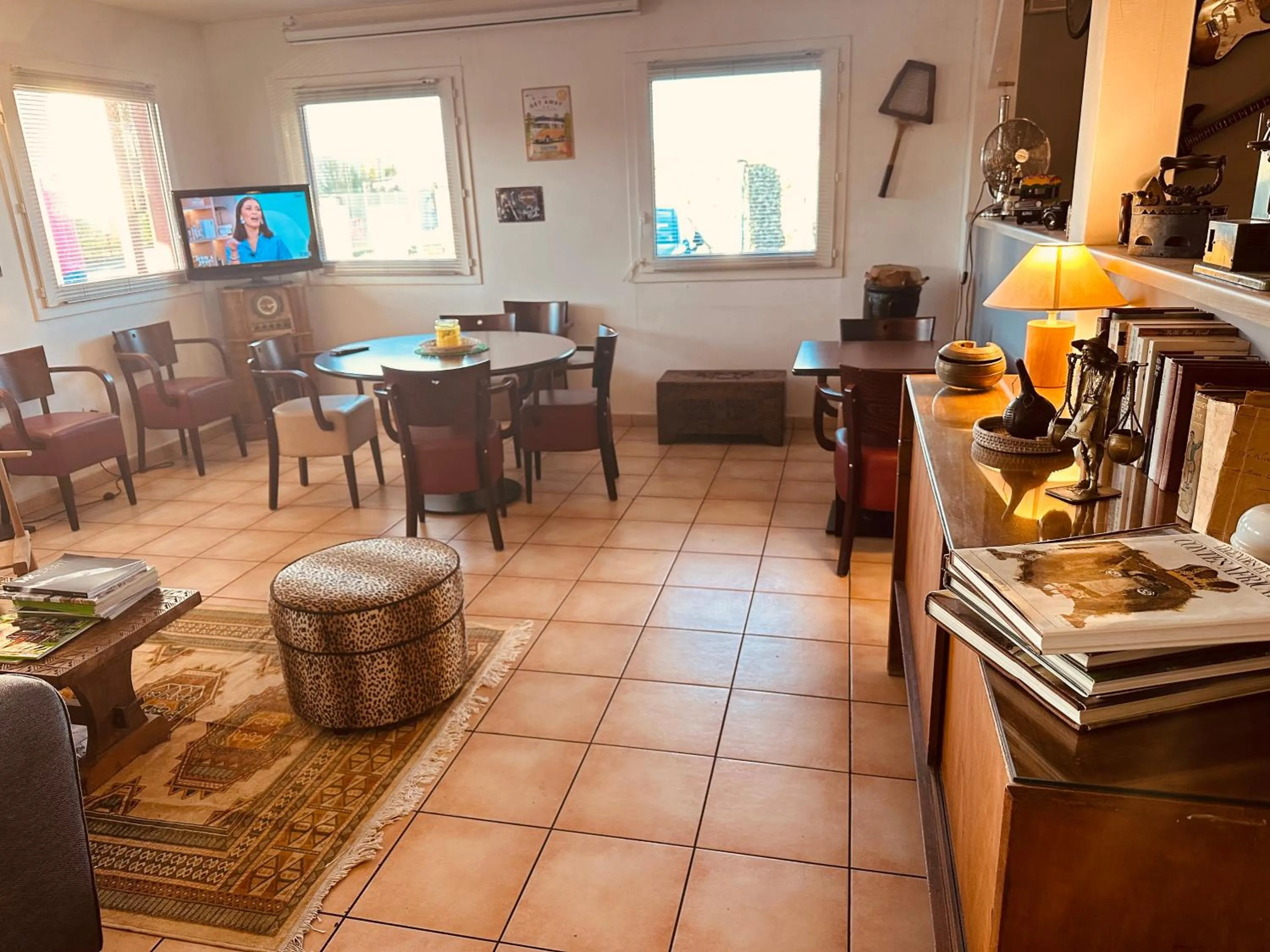 Seating area in Ever Route 64 Brit Hotel Tarbes Ibos