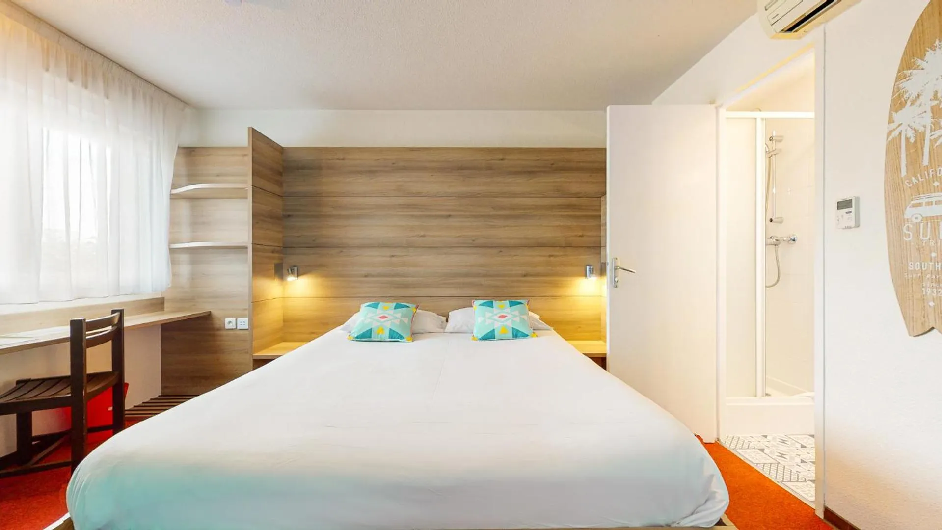 Photo of the whole room, Bed in Ever Route 64 Brit Hotel Tarbes Ibos