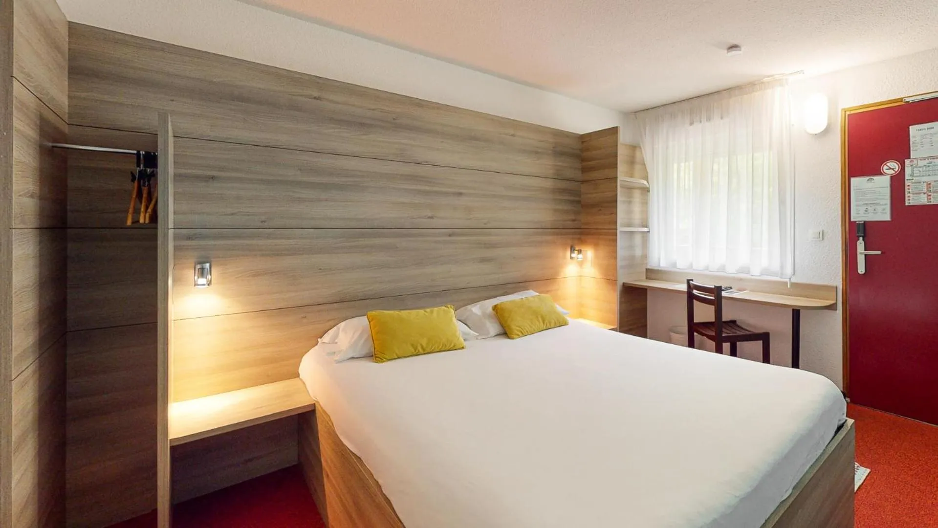 Photo of the whole room, Bed in Ever Route 64 Brit Hotel Tarbes Ibos