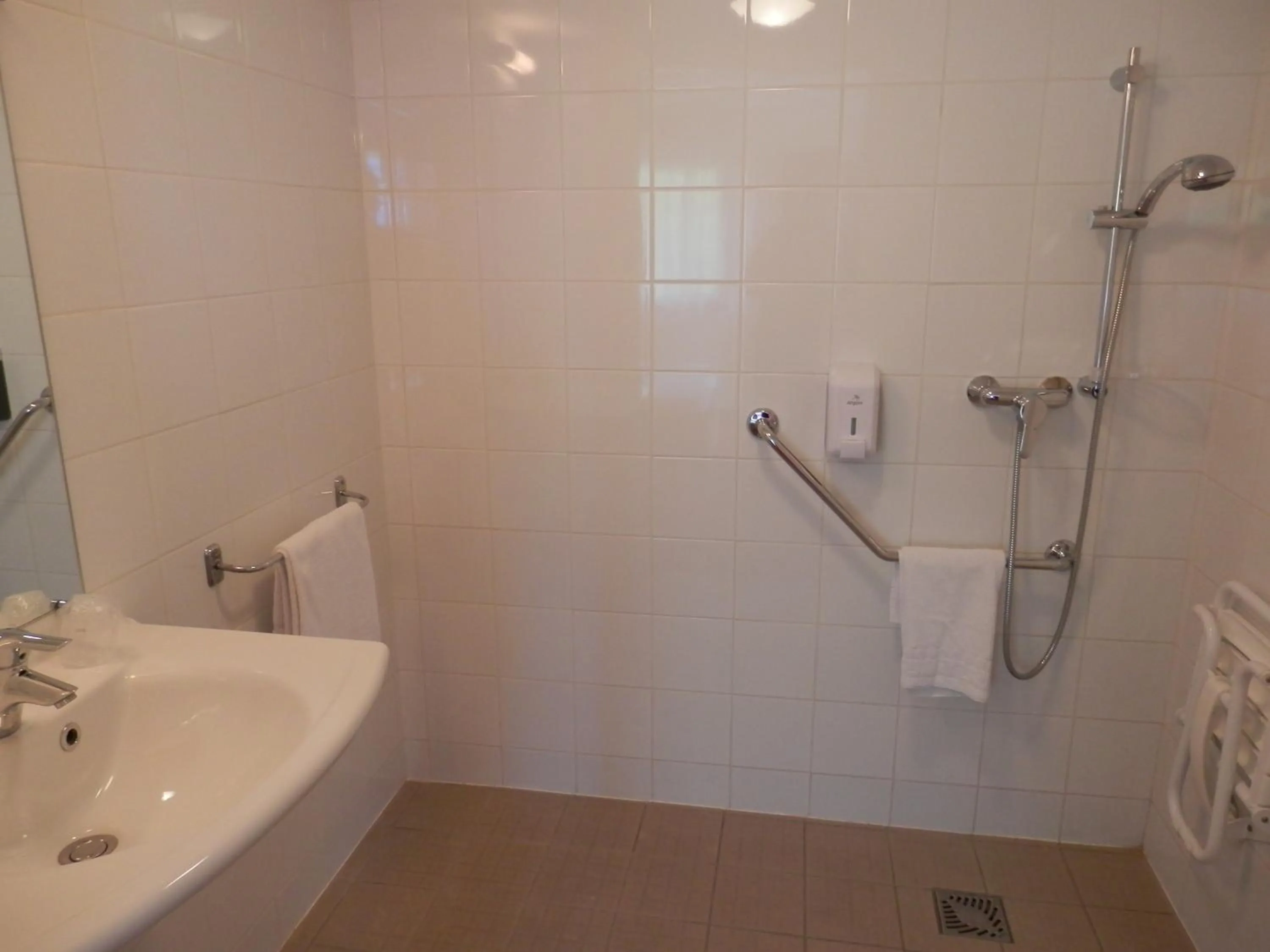 Shower in Ever Route 64 Brit Hotel Tarbes Ibos