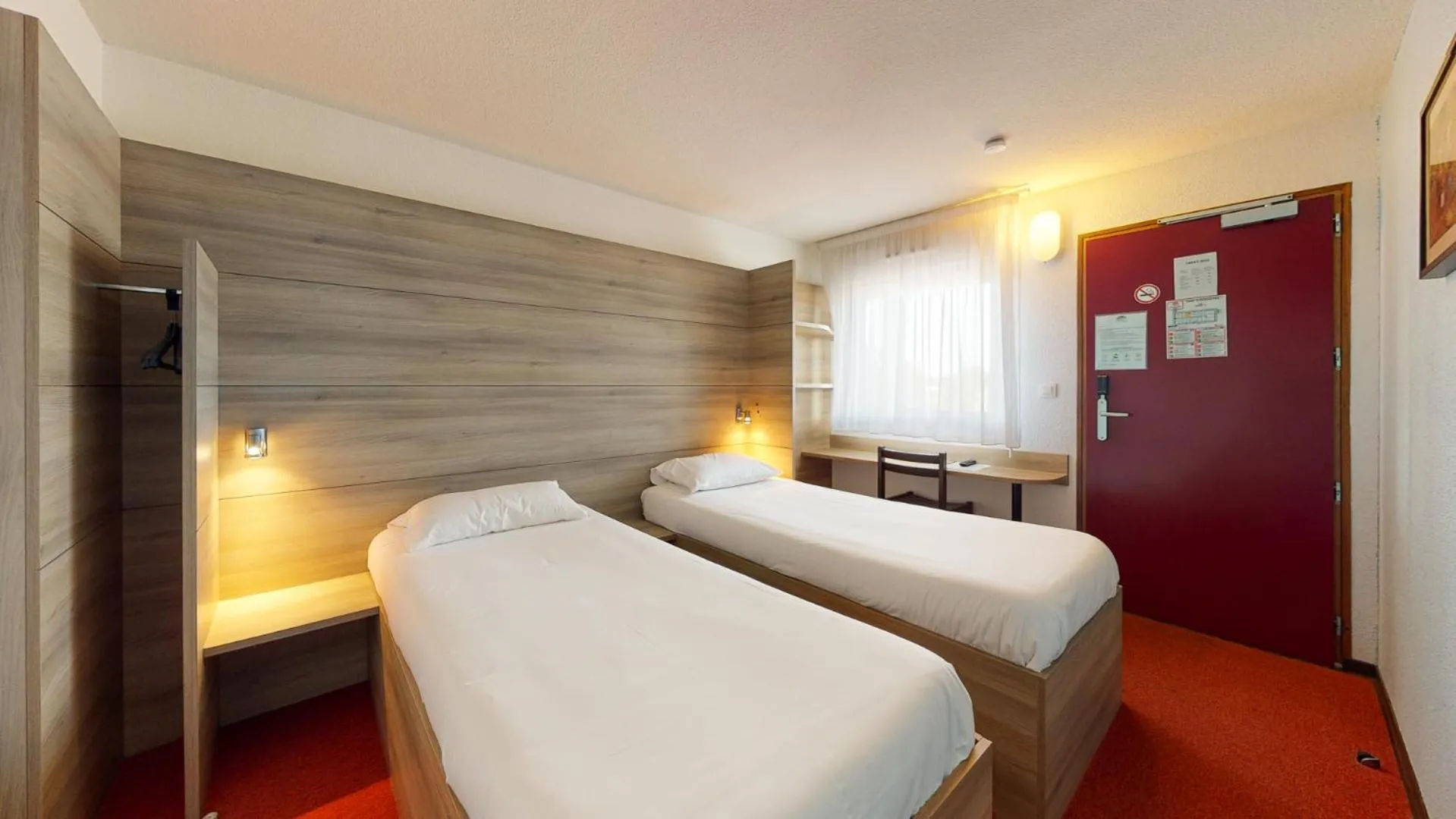 Bedroom, Bed in Ever Route 64 Brit Hotel Tarbes Ibos
