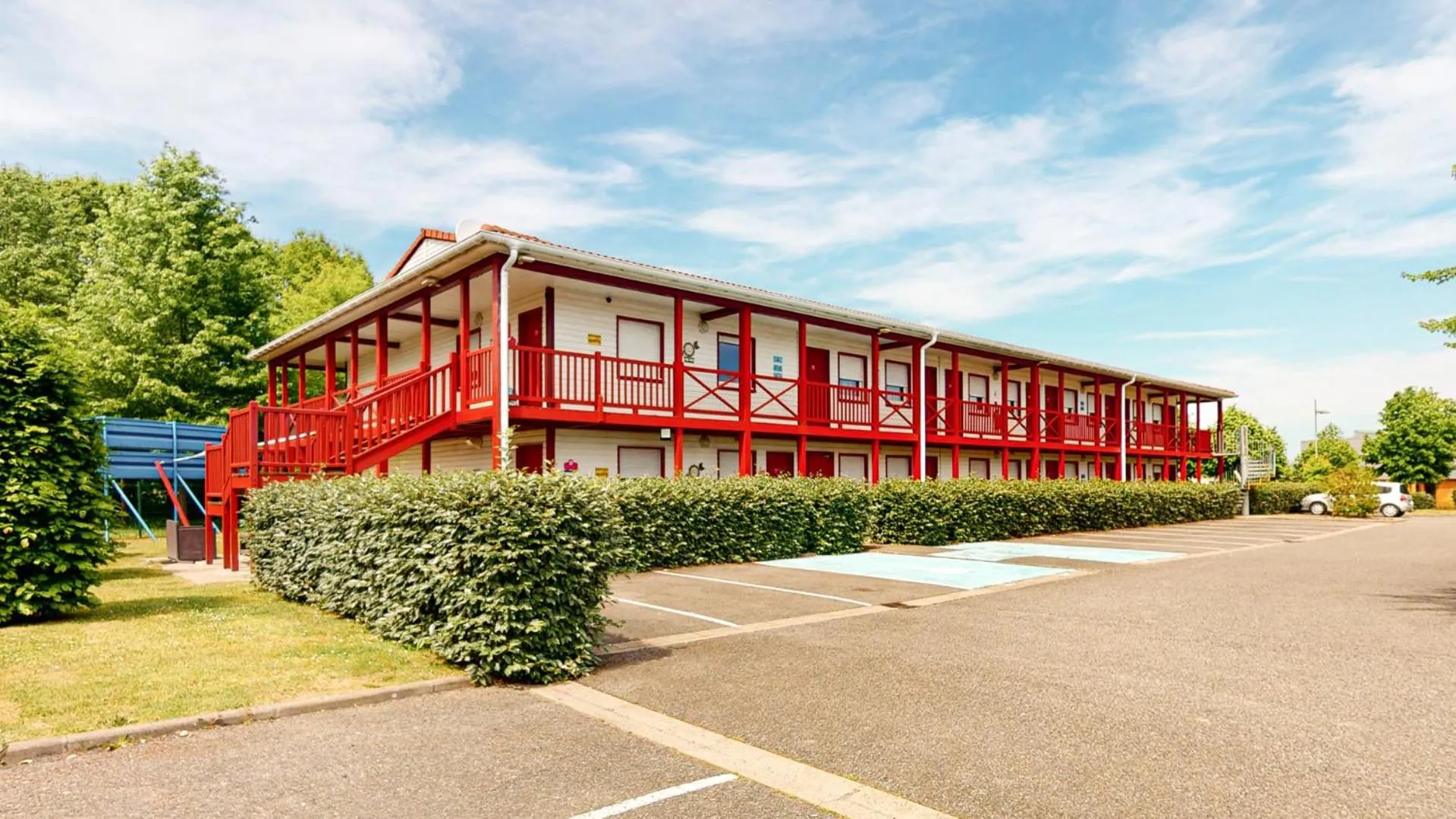 Property building in Ever Route 64 Brit Hotel Tarbes Ibos