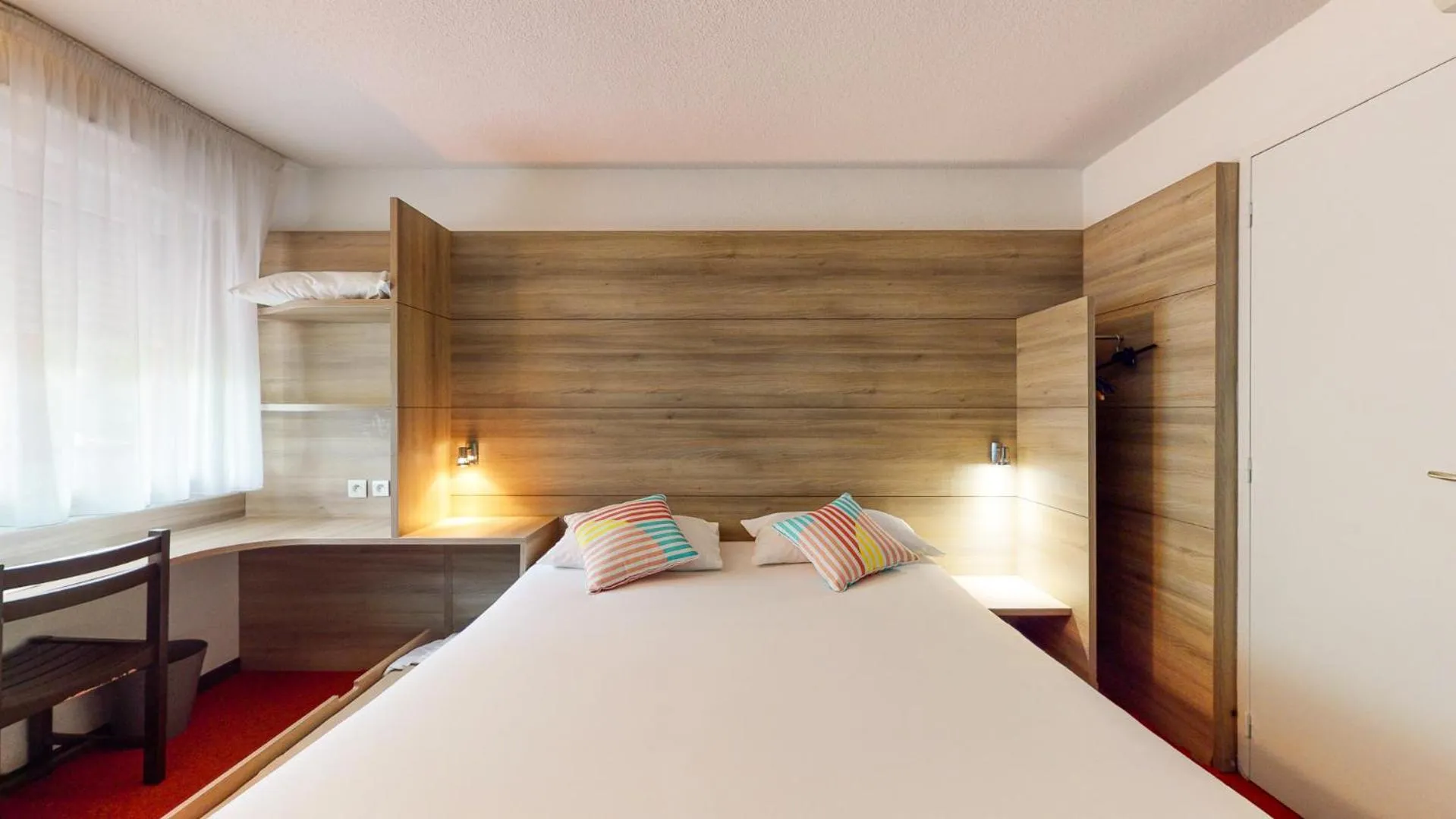 Bedroom, Bed in Ever Route 64 Brit Hotel Tarbes Ibos