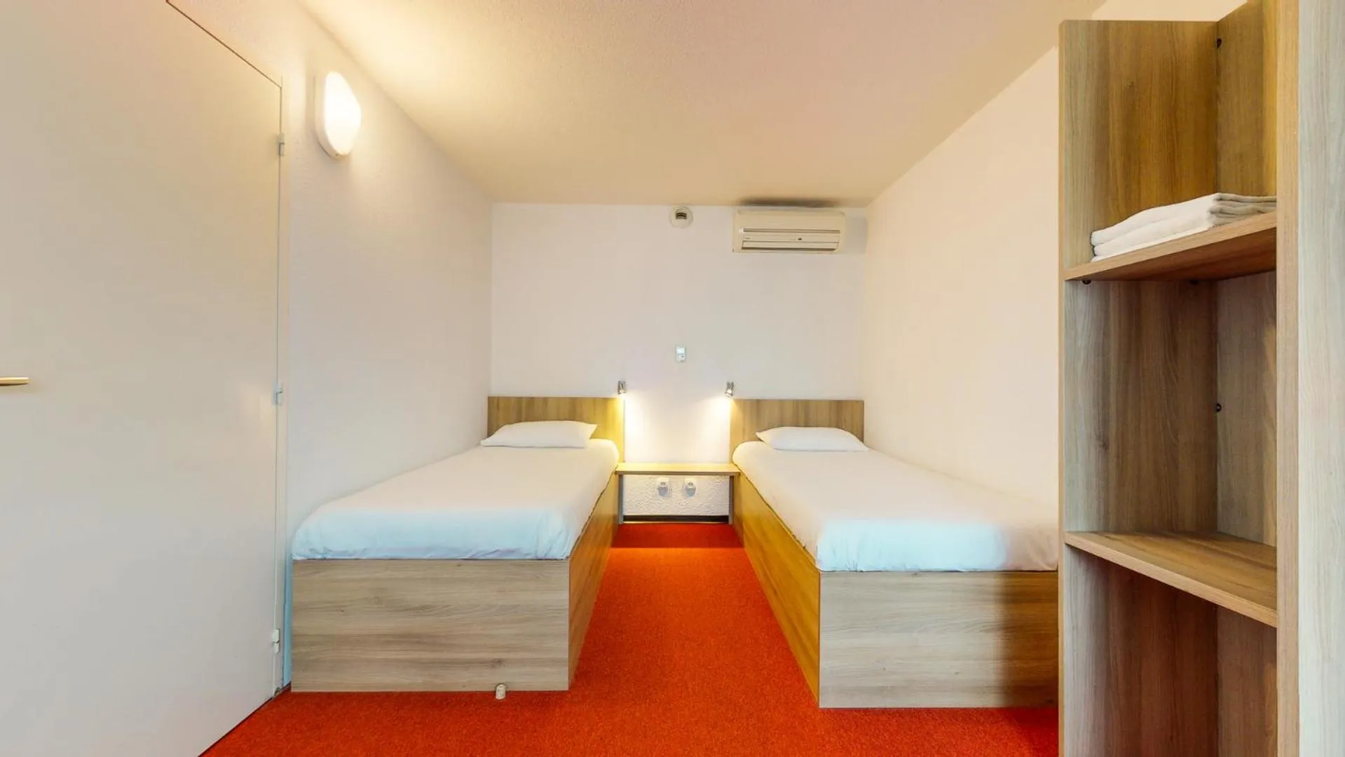 children, Bed in Ever Route 64 Brit Hotel Tarbes Ibos