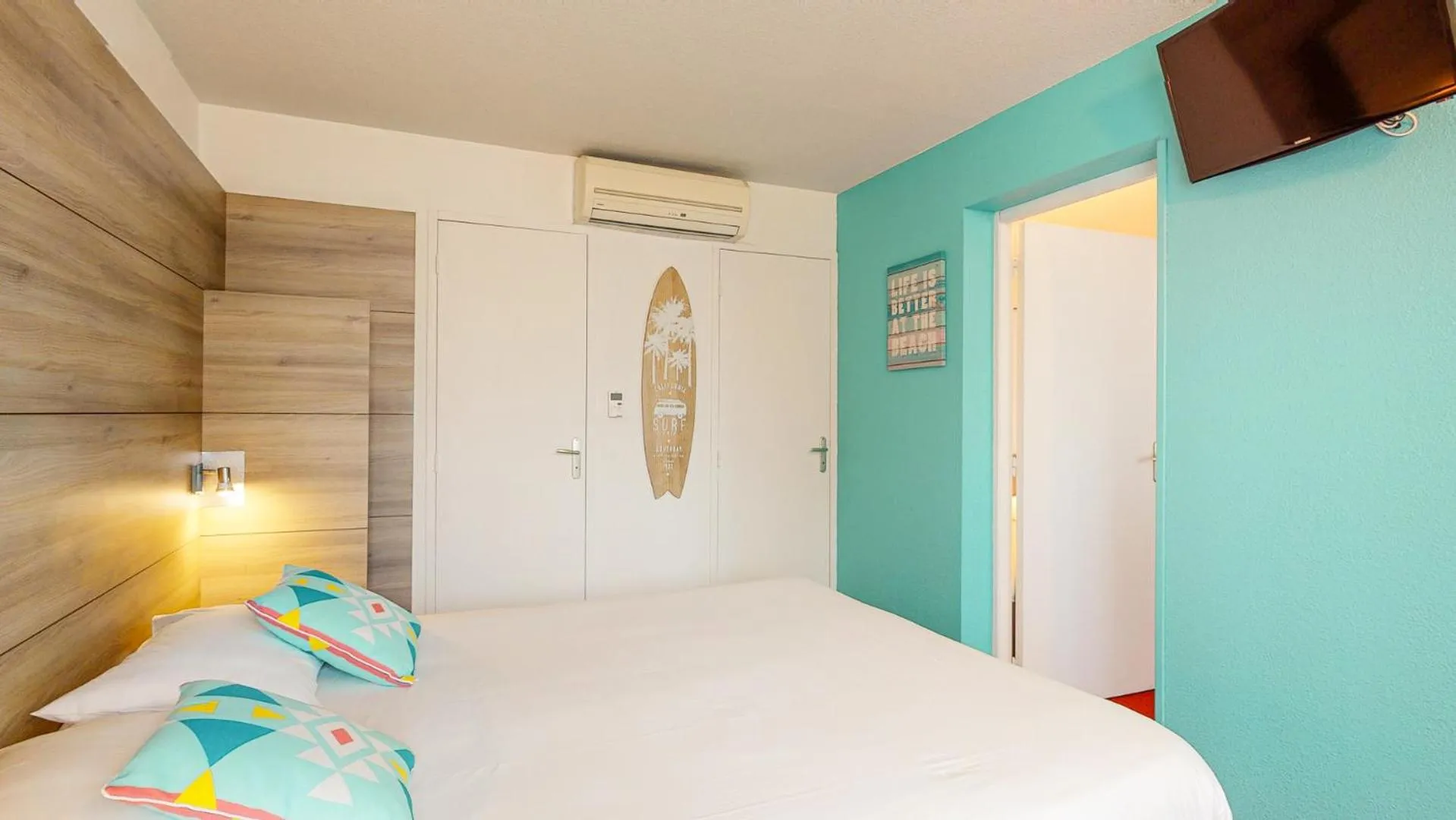 children, Bed in Ever Route 64 Brit Hotel Tarbes Ibos