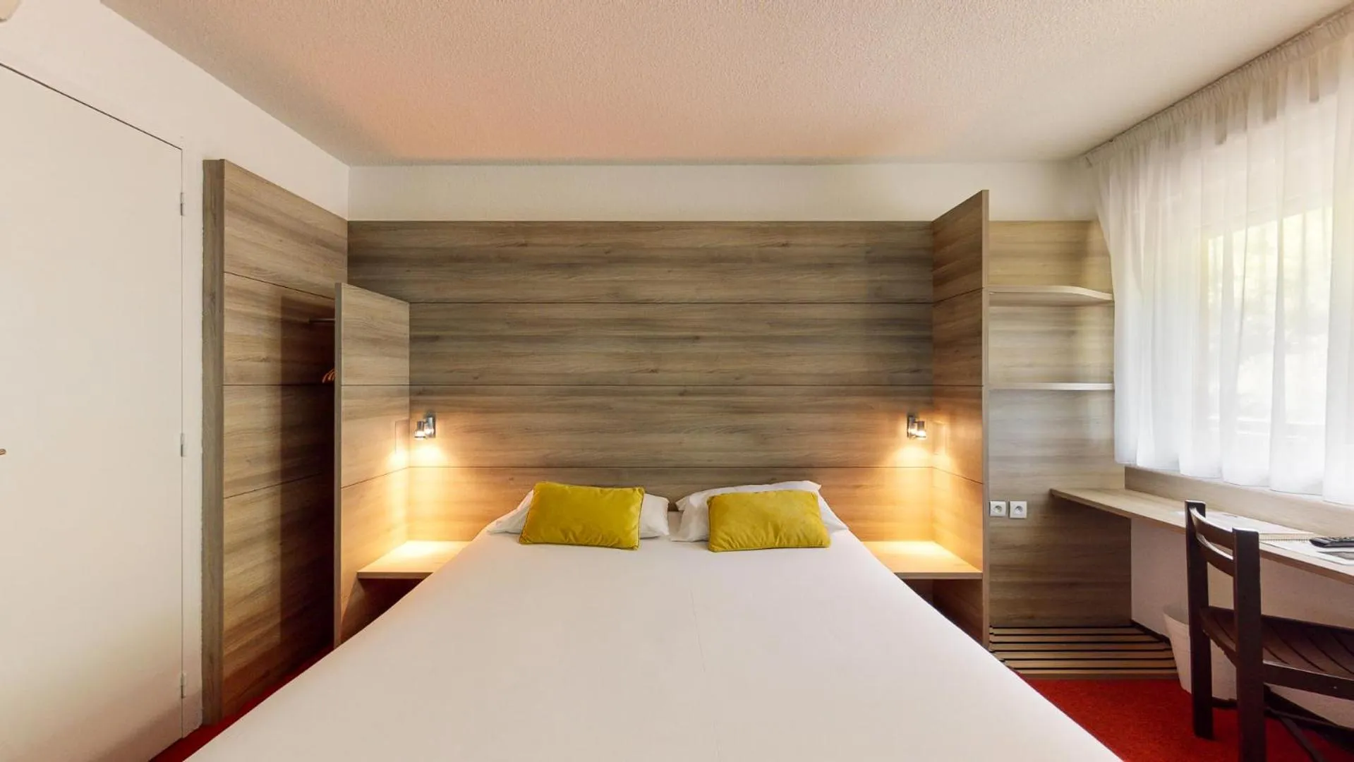 Bedroom, Bed in Ever Route 64 Brit Hotel Tarbes Ibos
