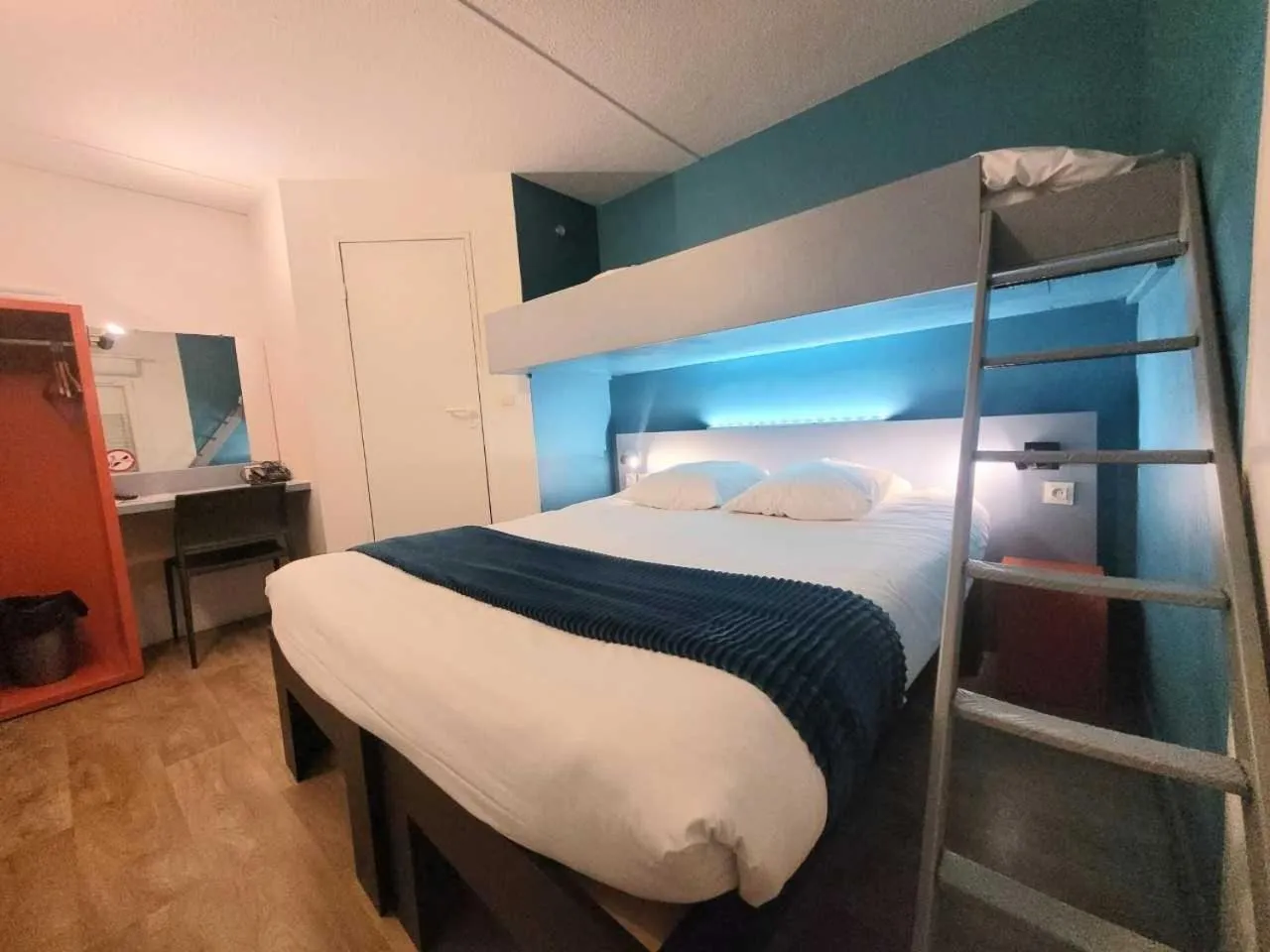 Photo of the whole room, Bed in Fasthotel Artigues