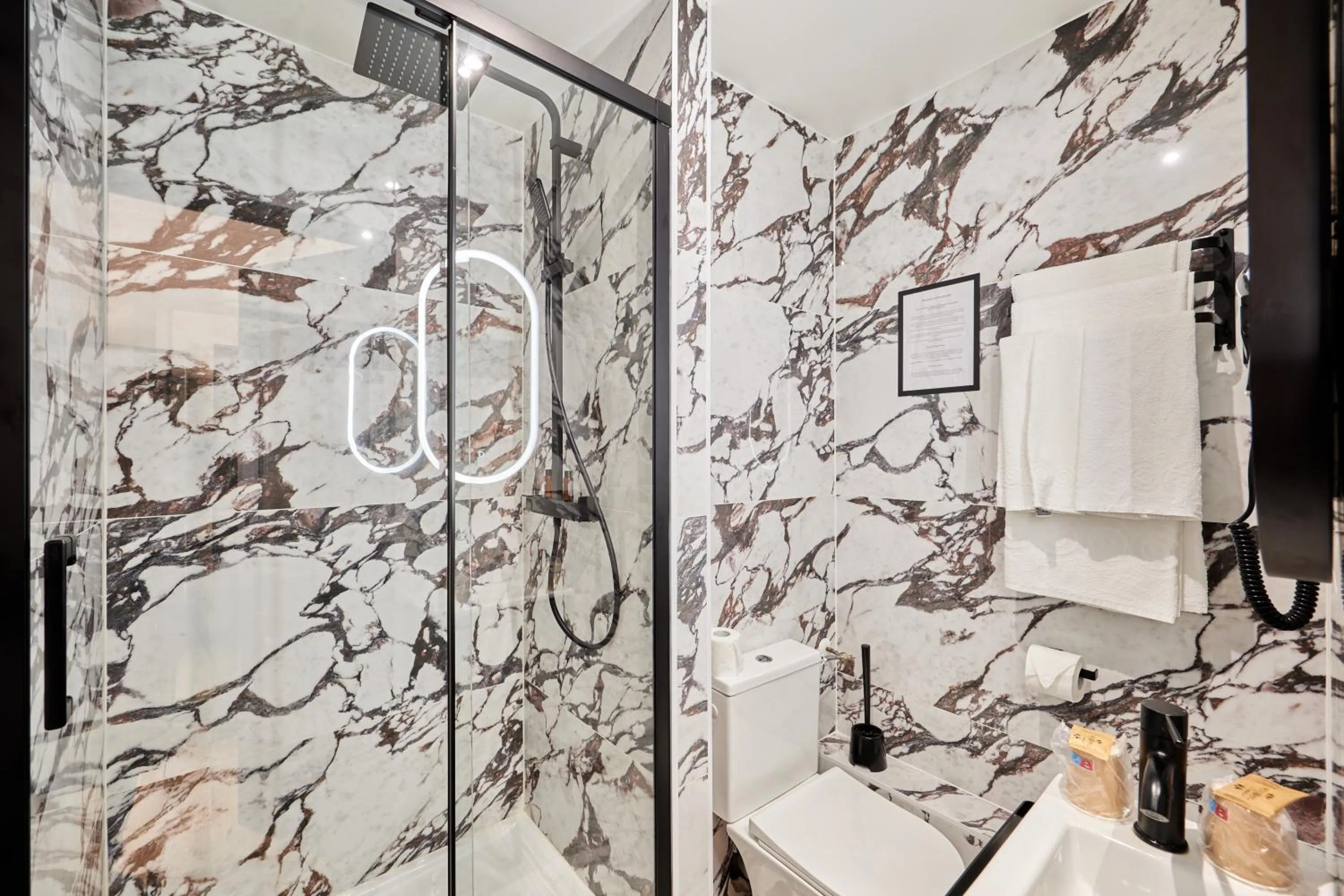 Toilet in Hôtel Richelieu, Le Havre Centre-Ville, Perret