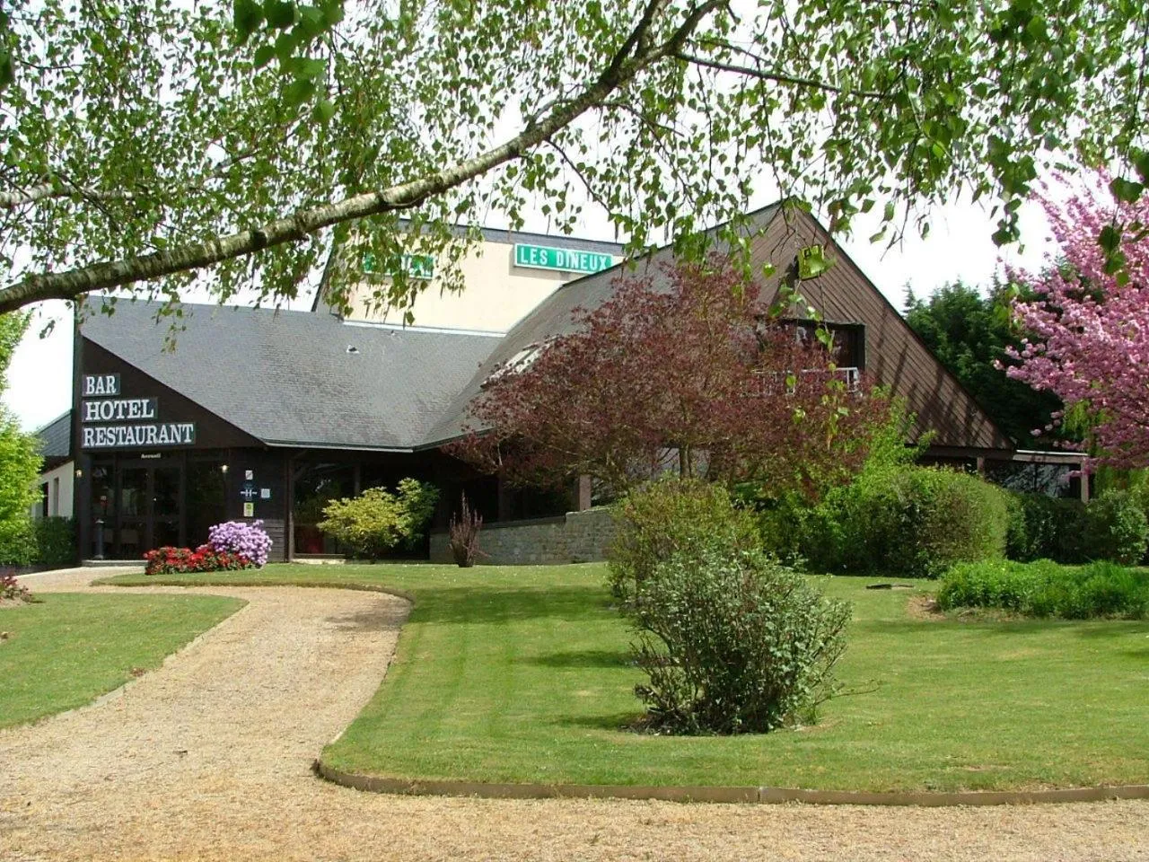 Facade/entrance in Les Dineux Village