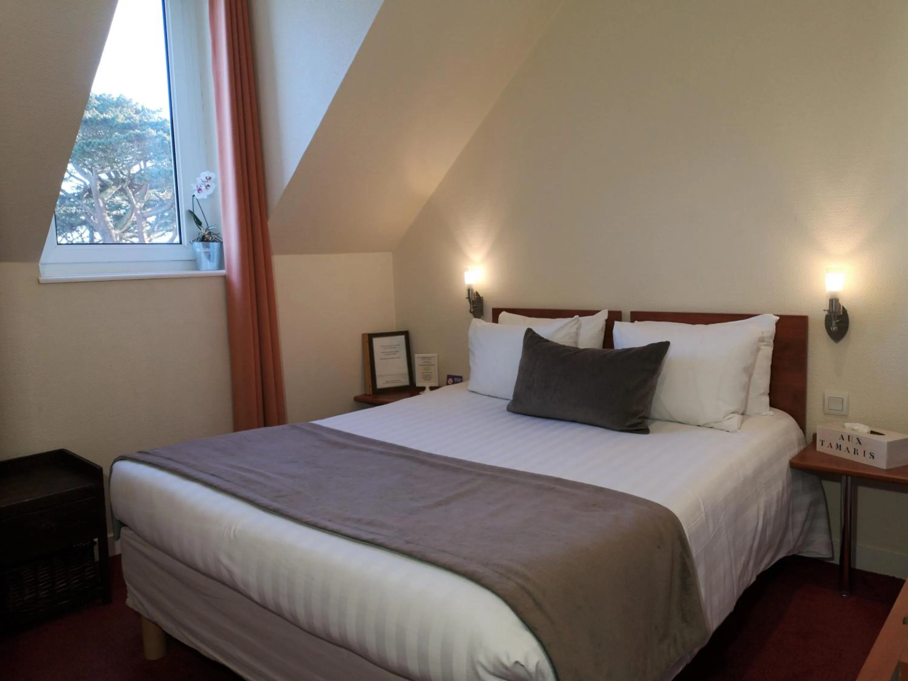 Bed in Hôtel Aux Tamaris - Vue Mer