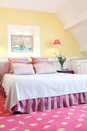 Bed in Manoir de Lan Kérellec