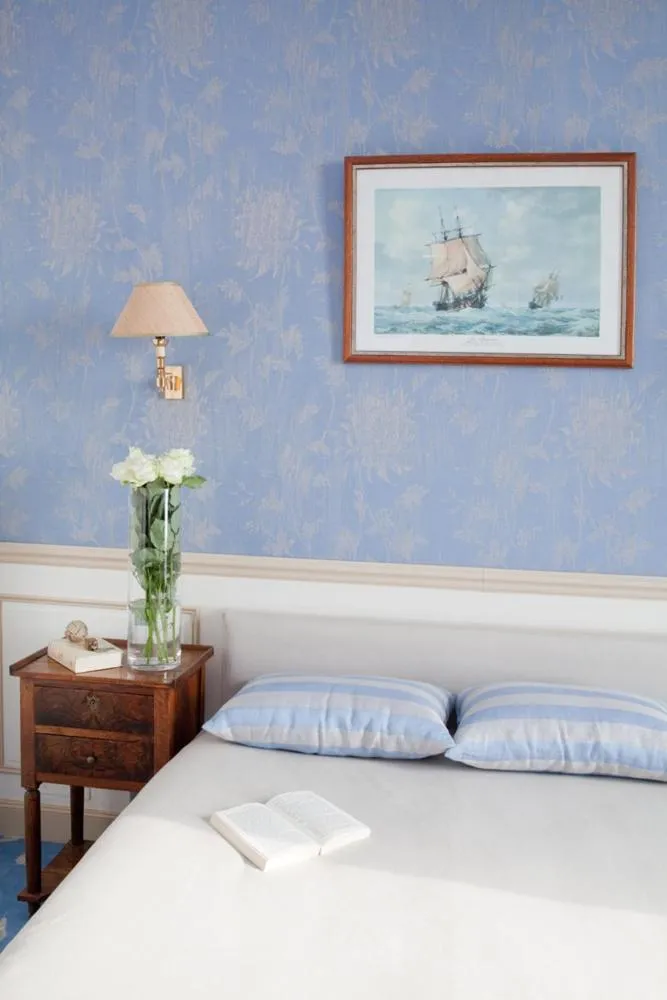 Photo of the whole room, Bed in Manoir de Lan Kérellec