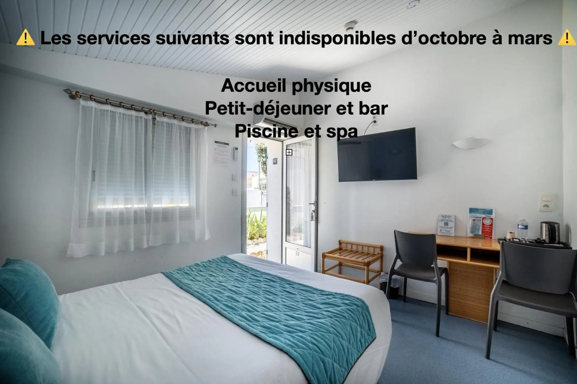 Bed in Hotel Les Dunes