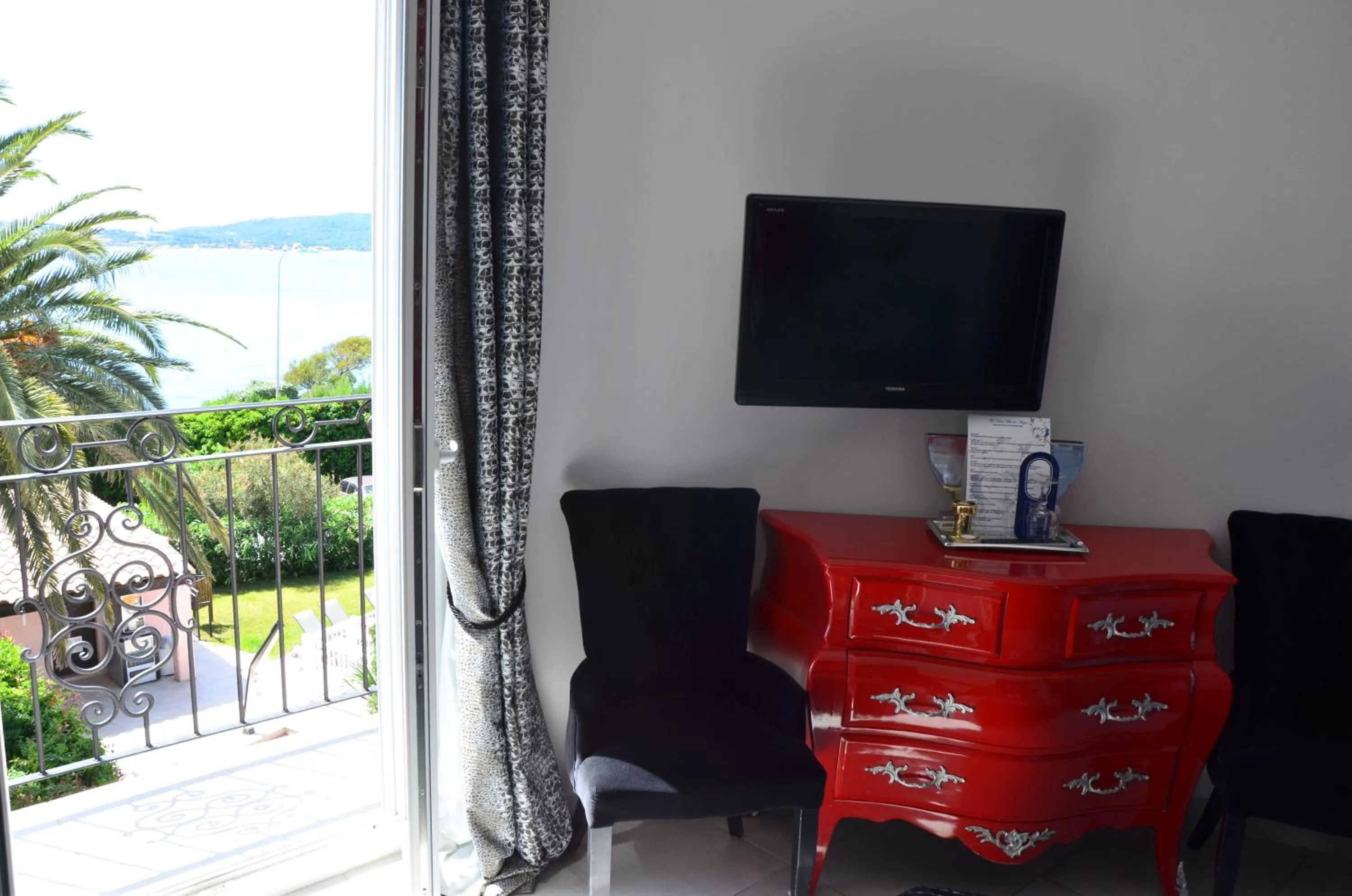 TV and multimedia in Hotel Villa Des Anges