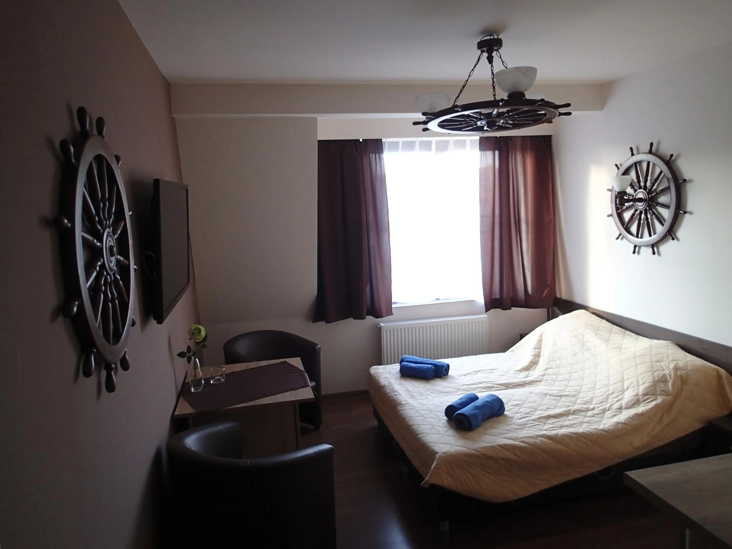 Photo of the whole room, Bed in Dolphin House