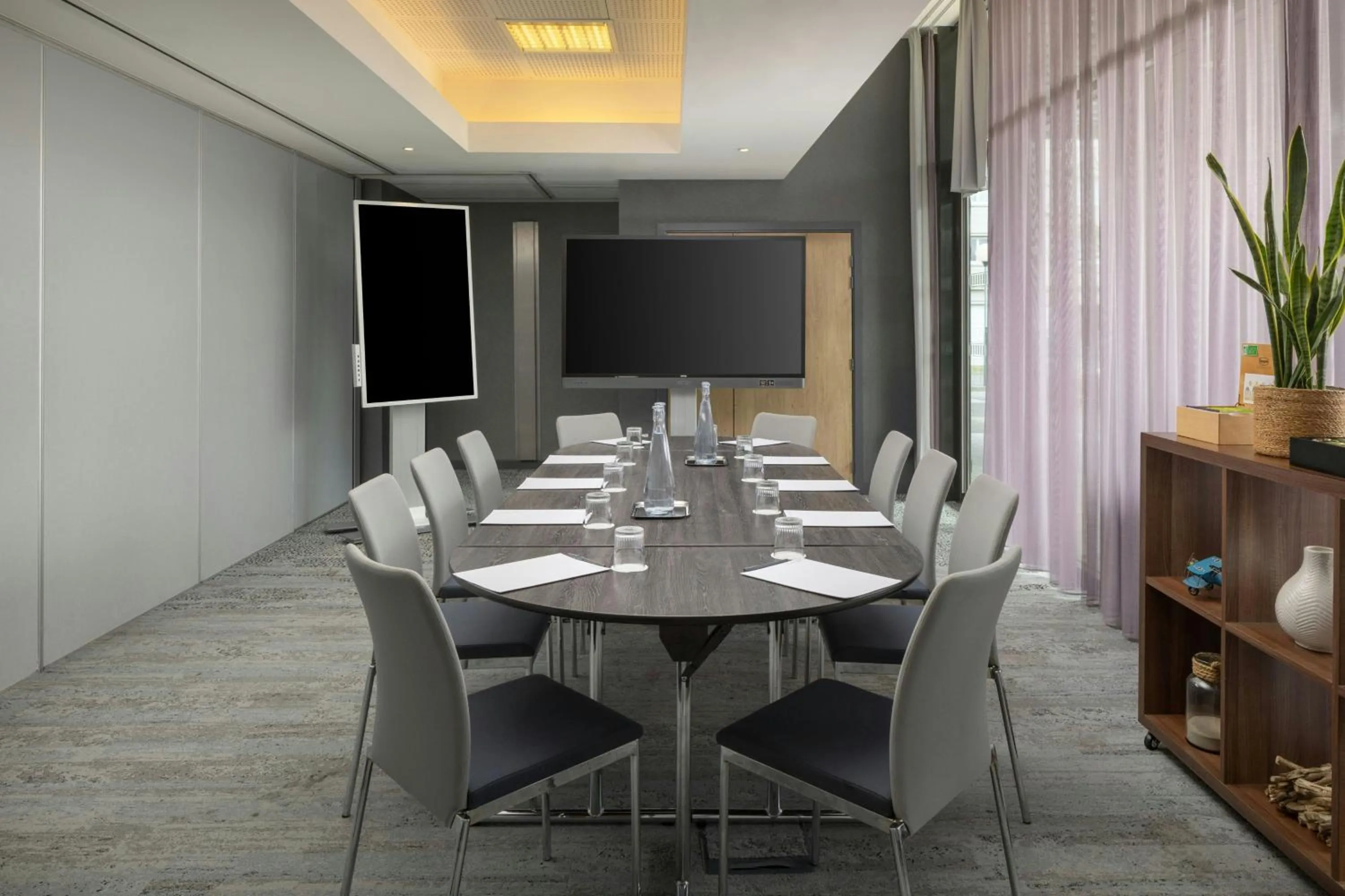 Meeting/conference room in Courtyard by Marriott Toulouse Airport