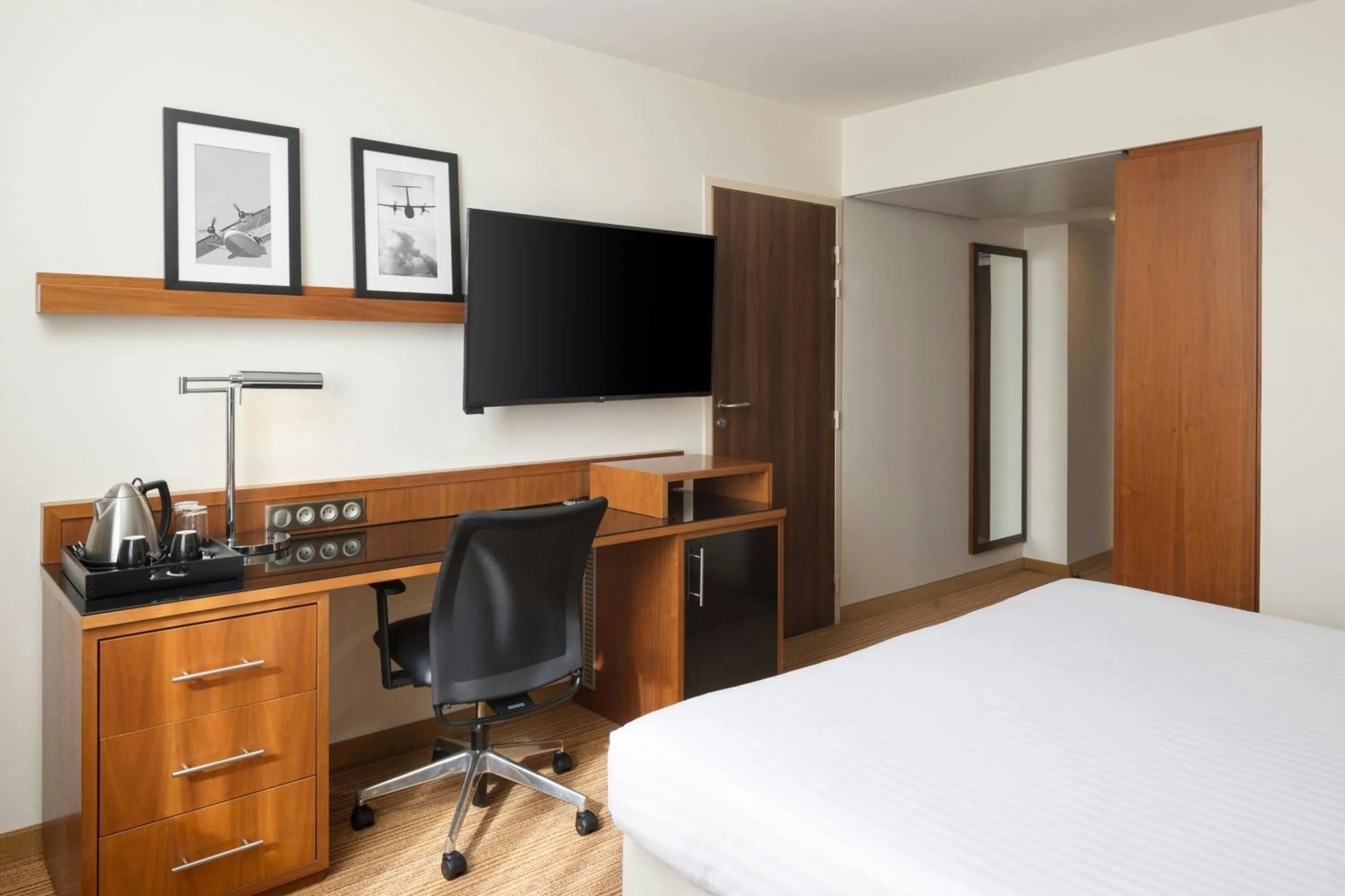 Photo of the whole room, Bed in Courtyard by Marriott Toulouse Airport