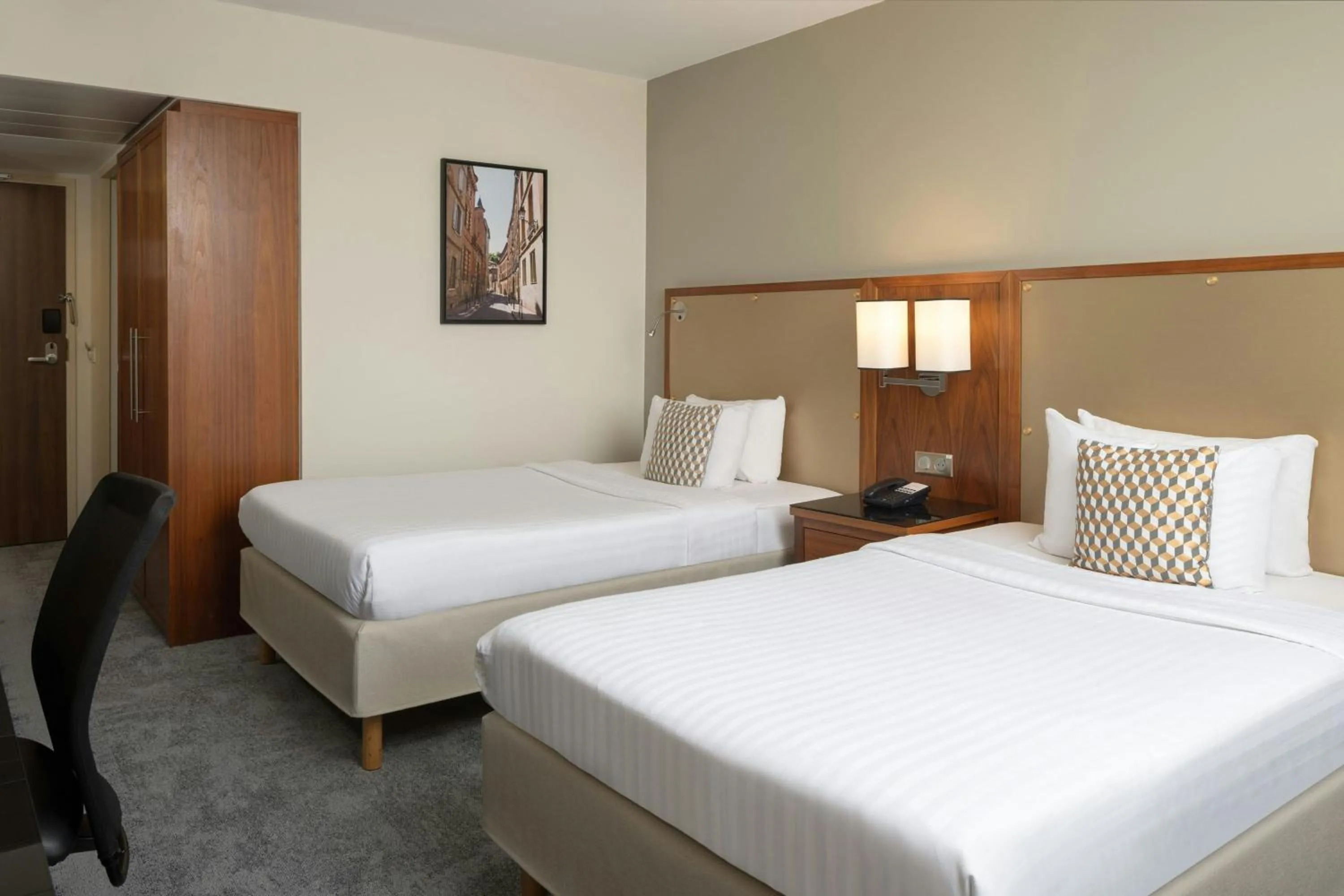 Photo of the whole room, Bed in Courtyard by Marriott Toulouse Airport