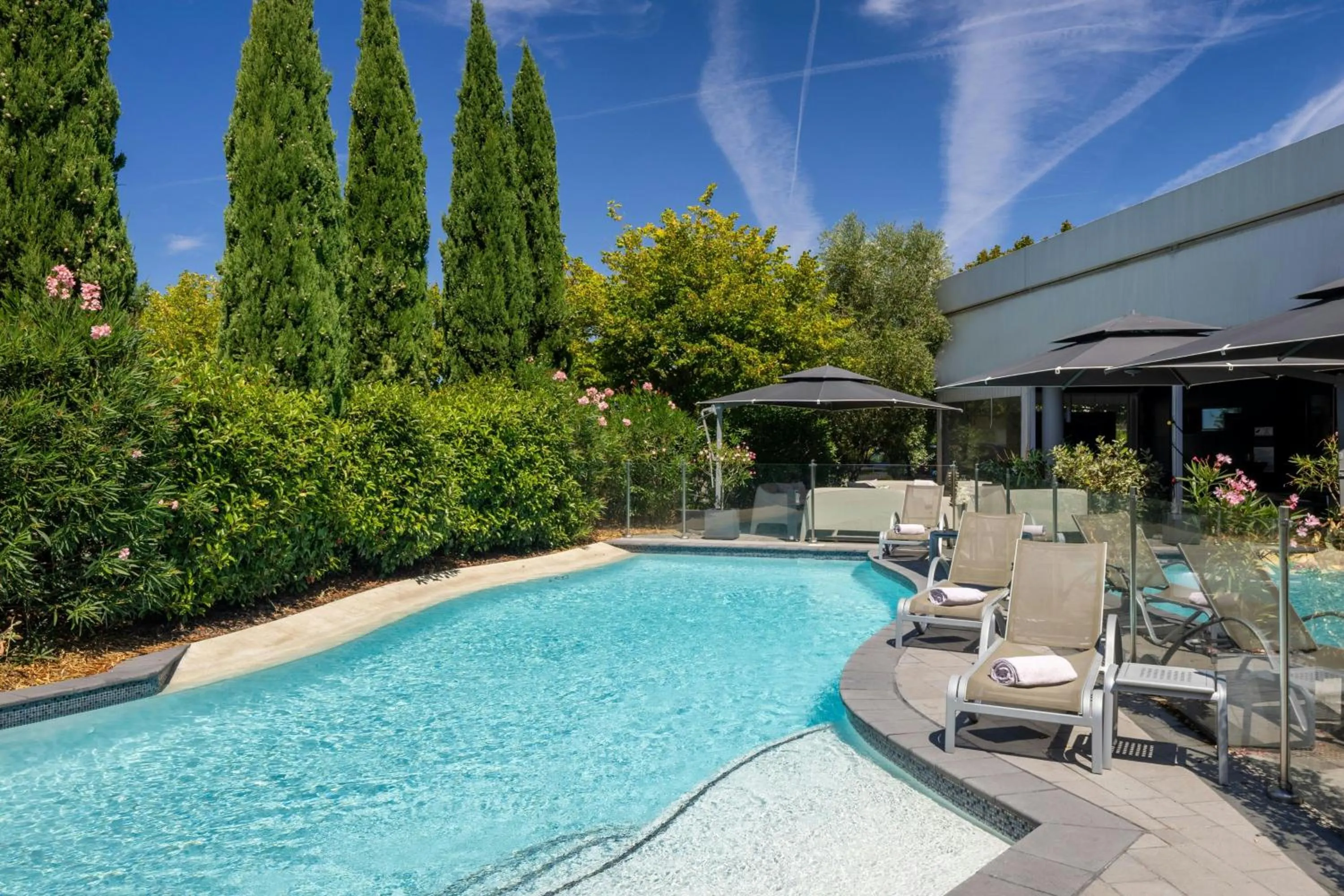 Swimming pool in Courtyard by Marriott Toulouse Airport